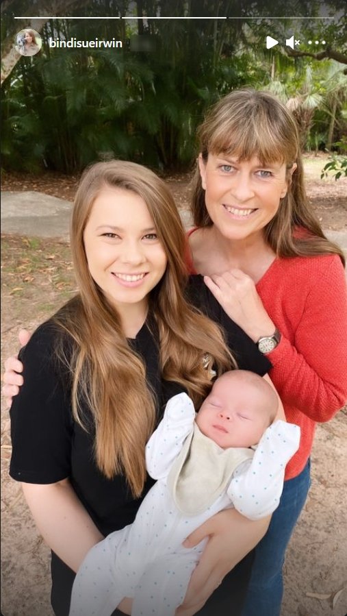 Bindi Irwin, her mother and daughter Grace pose for an image | Photo: Instagram/bindiirwin