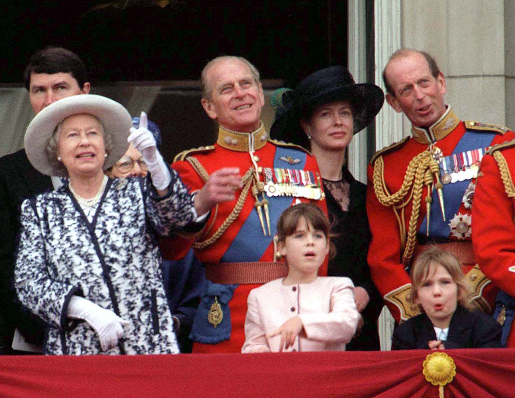 Elizabeth II y el príncipe Philip en el Palacio de Buckingham con la princesa Eugenie y el duque de Kent en el Desfile del Estandarte. | Foto: Getty Images