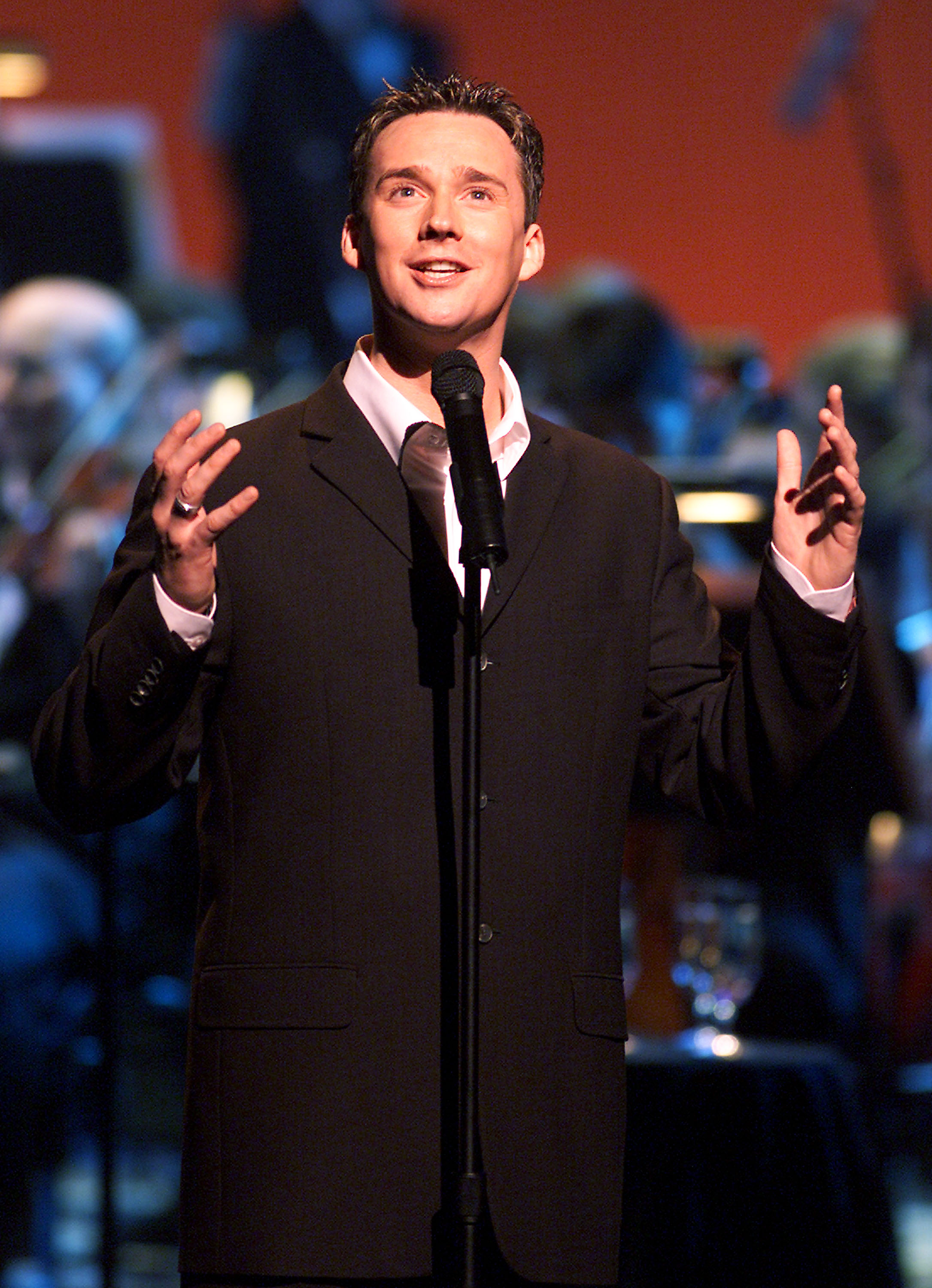 Russell Watson performs at the grand opening of the Kodak Theater at Hollywood & Highland on 9 November 2001 in Los Angeles, California. | Source: Getty Images