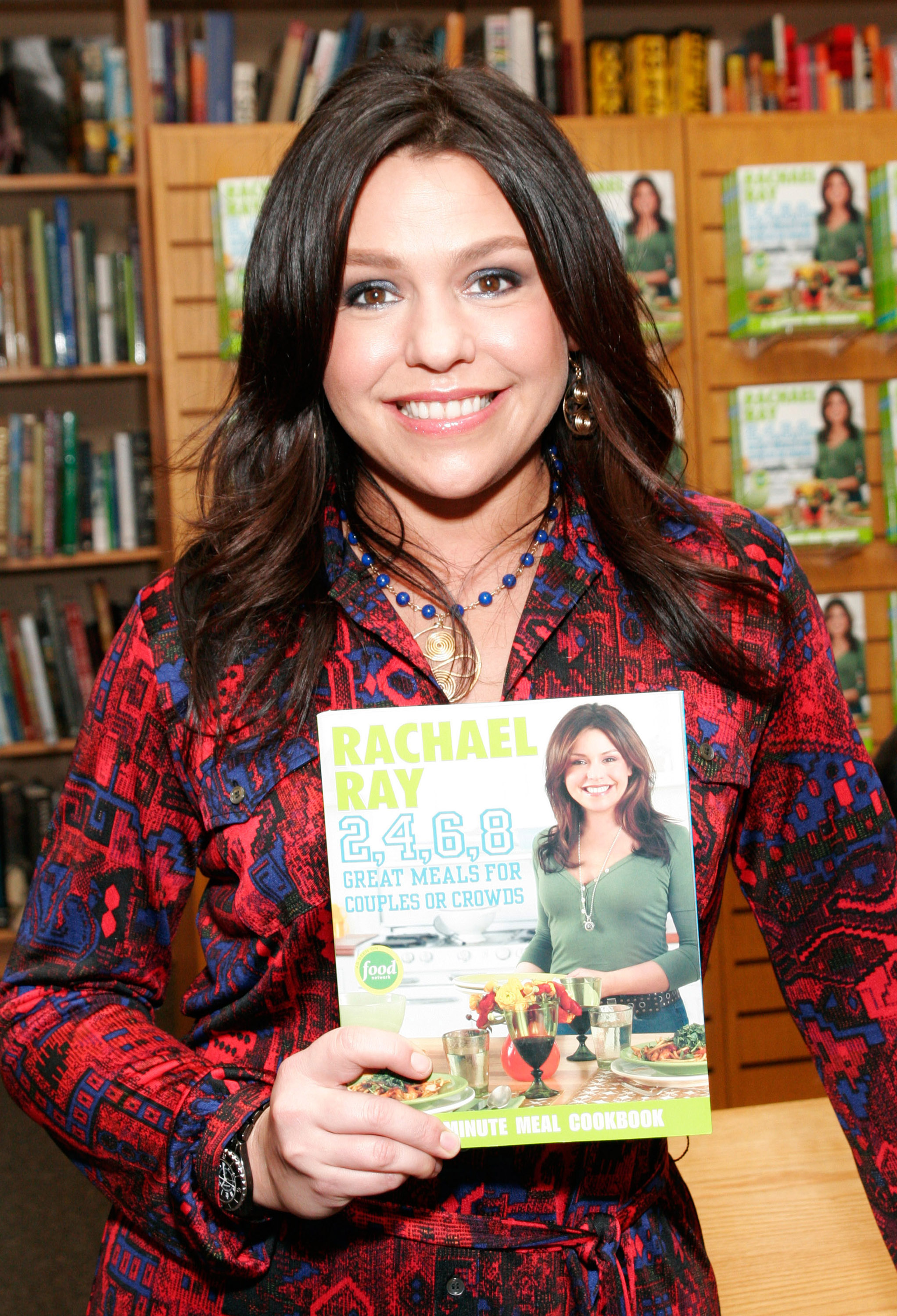 Rachael Ray Signs Her Book "30 Minute Meals for Couples or Crowds" at Borders in California, on December 9, 2006 | Source: Getty Images