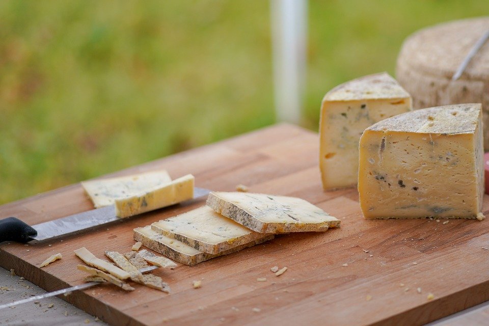 Fromage découper en morceaux | Sources : Pixabay