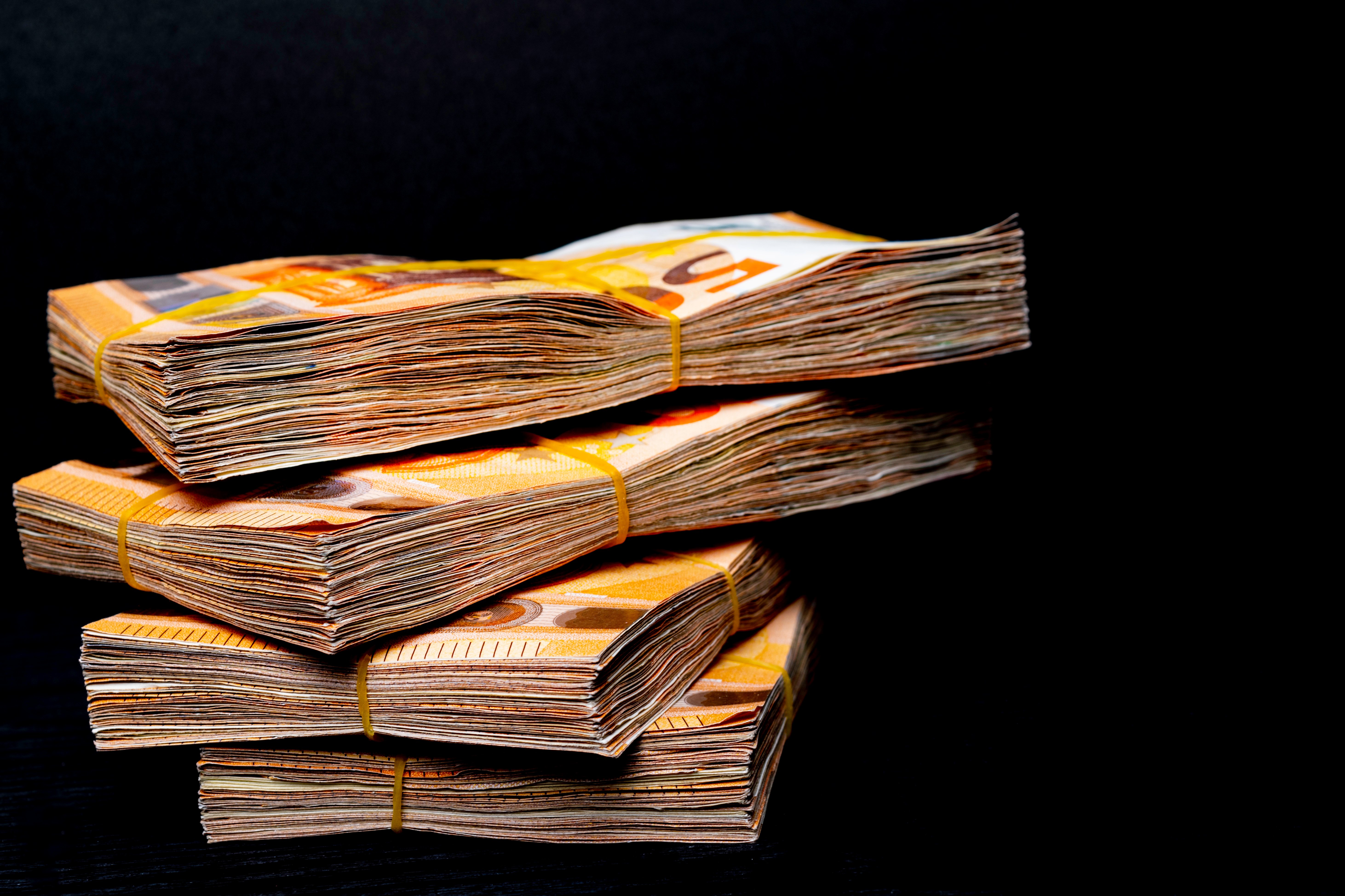 Pacas de billetes de 50 euros. || Fuente: Shutterstock Pacas de billetes de 50 euros. || Fuente: Shutterstock