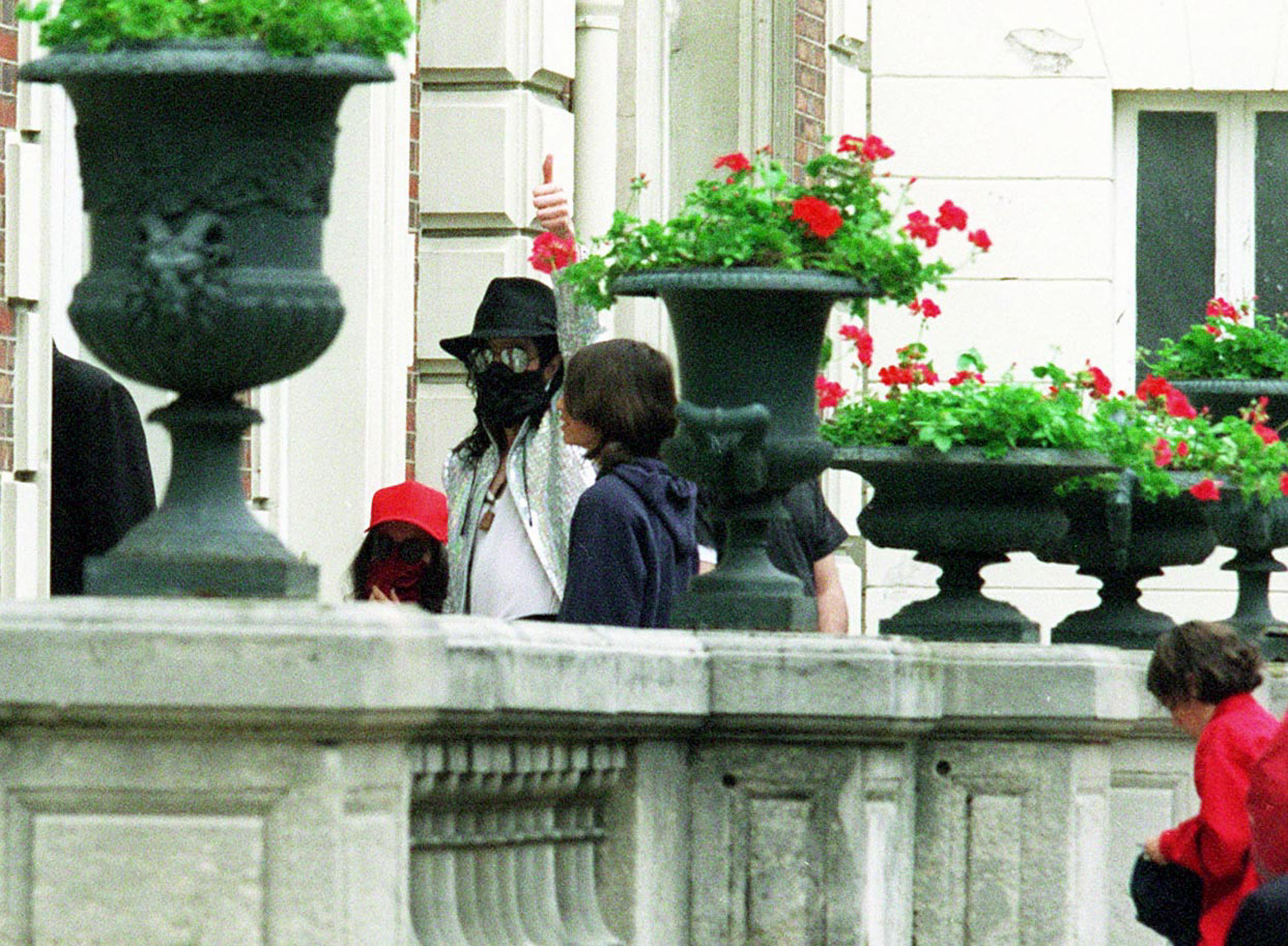 Michael Jackson and unidentified friends at the clinic Le Belvedere in Paris in 1997 | Source: Getty Images