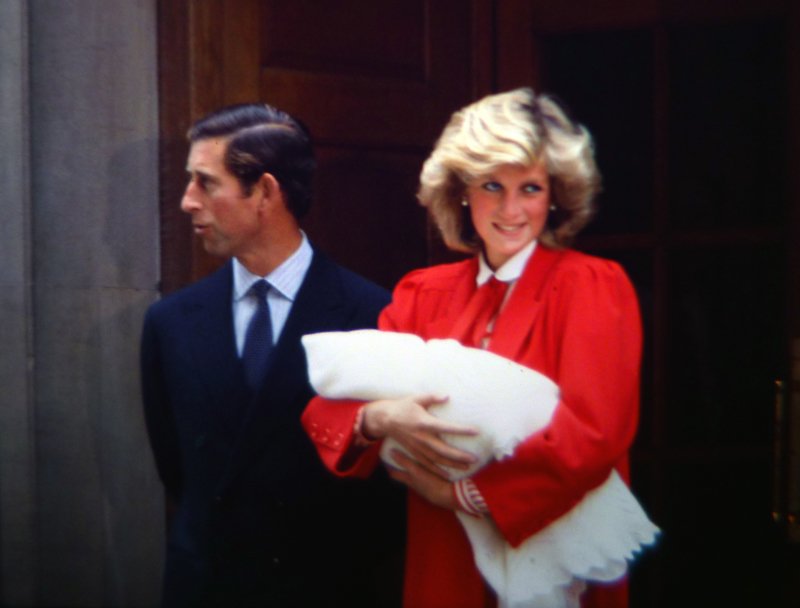 Diana de Gales junto al príncipe Charles, con el príncipe Harry recién nacido en brazos. | Imagen: Flickr