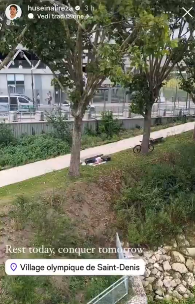 Thomas Ceccon is seen sleeping under a tree next to a park bench in an Instagram Story posted by Saudi Arabian rower Husein Alireza in August 2024 | Source: Instagram/huseinalireza