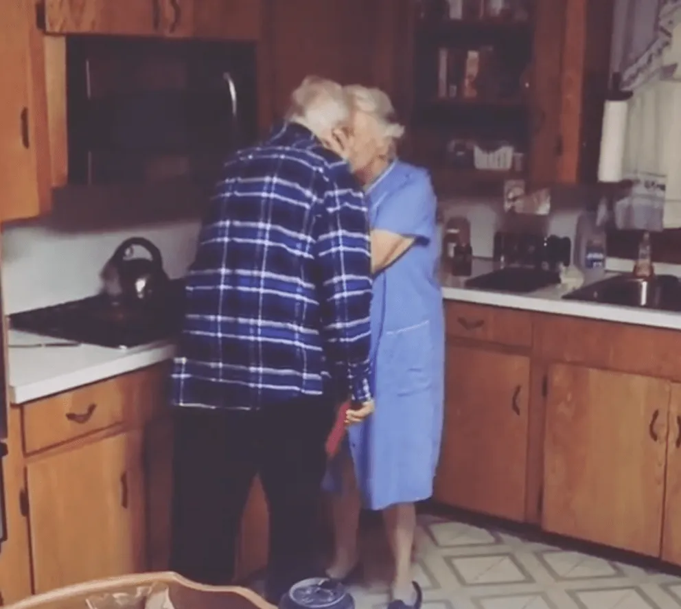 Couple de personnes âgées aimantes | Source : Tiktok.com/mollymollzi