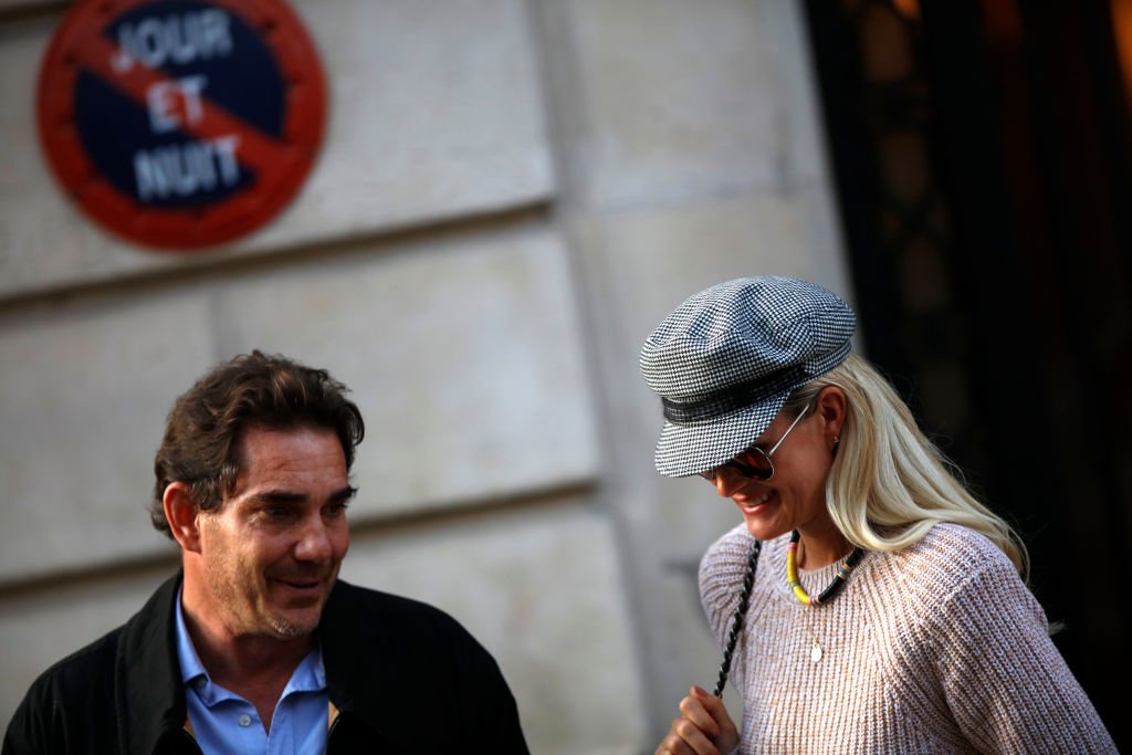 Sébastien Farran sort d'un rendez-vous avec leur avocat Ardavan Amir-Aslani à Paris, en France, le 17 octobre 2018. | Photo : Getty Images