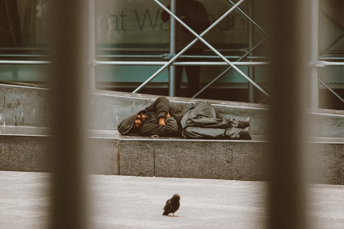 Un vagabundo duerme en la calle. | Foto: Unsplash