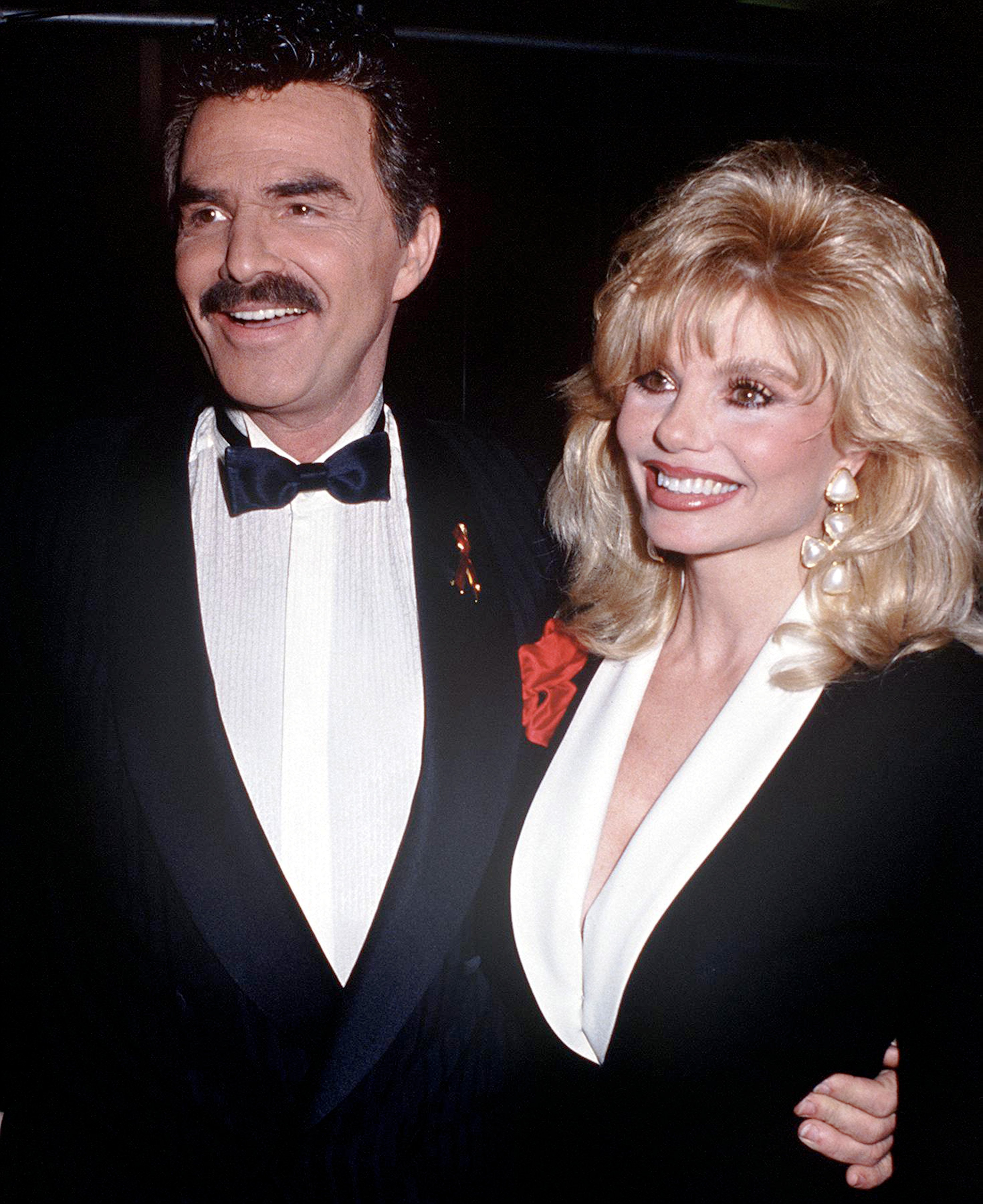 Burt Reynolds with his wife, actress Loni Anderson dressed up in matching black ensembles in 1992 | Photo: Getty Images