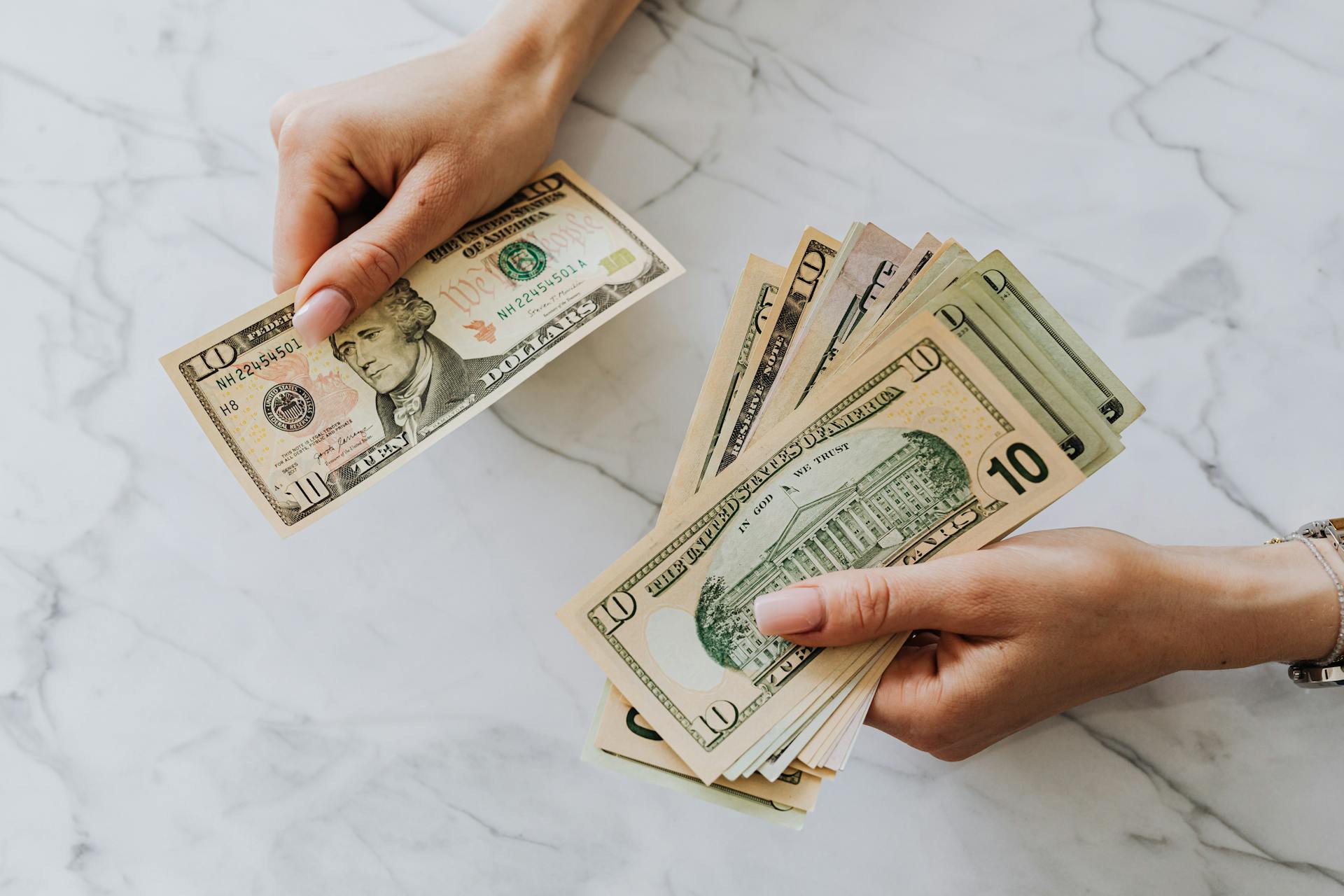 Woman counting cash | Source: Pexels