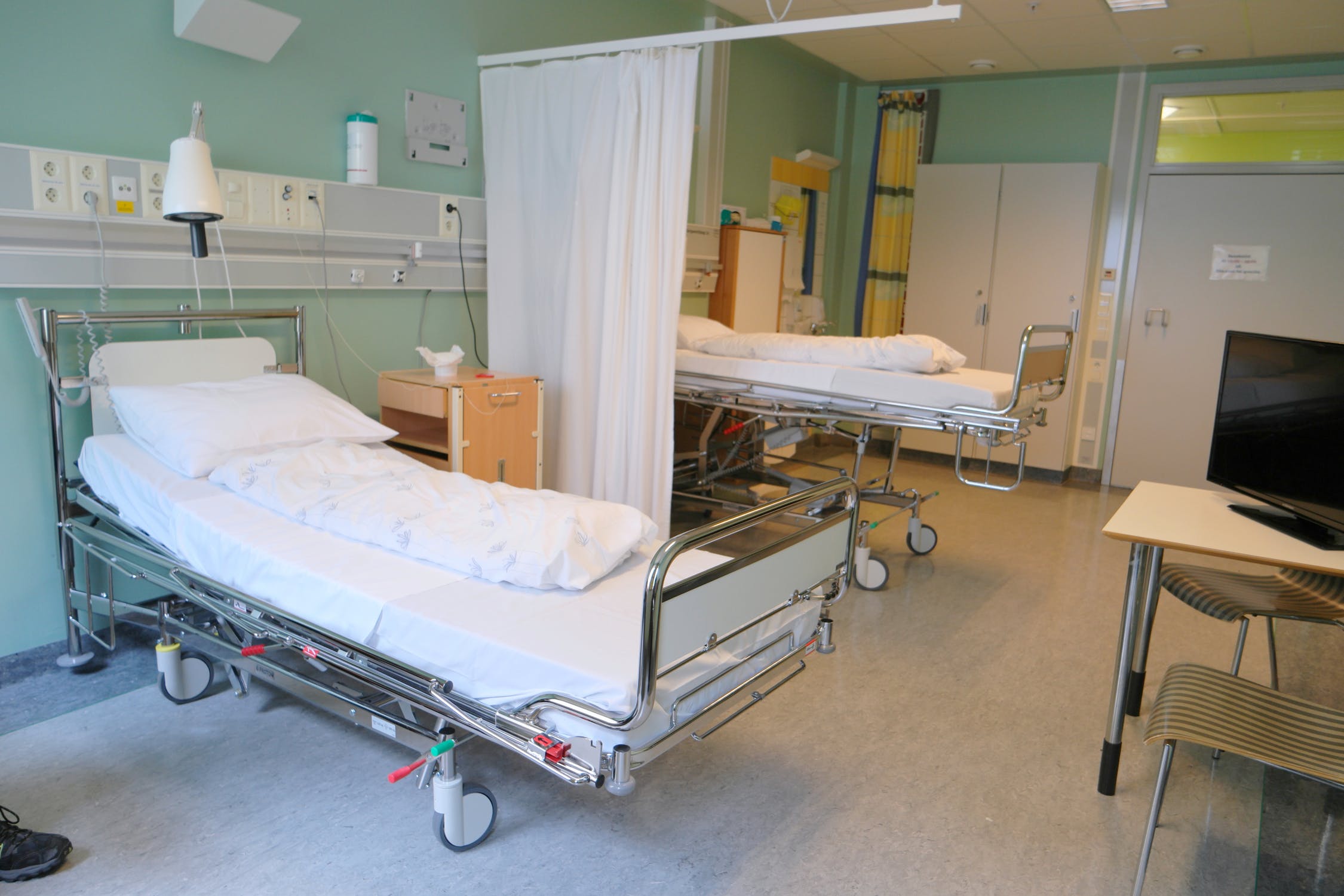 Habitación de hospital con dos camas vacías. | Foto: Pexels