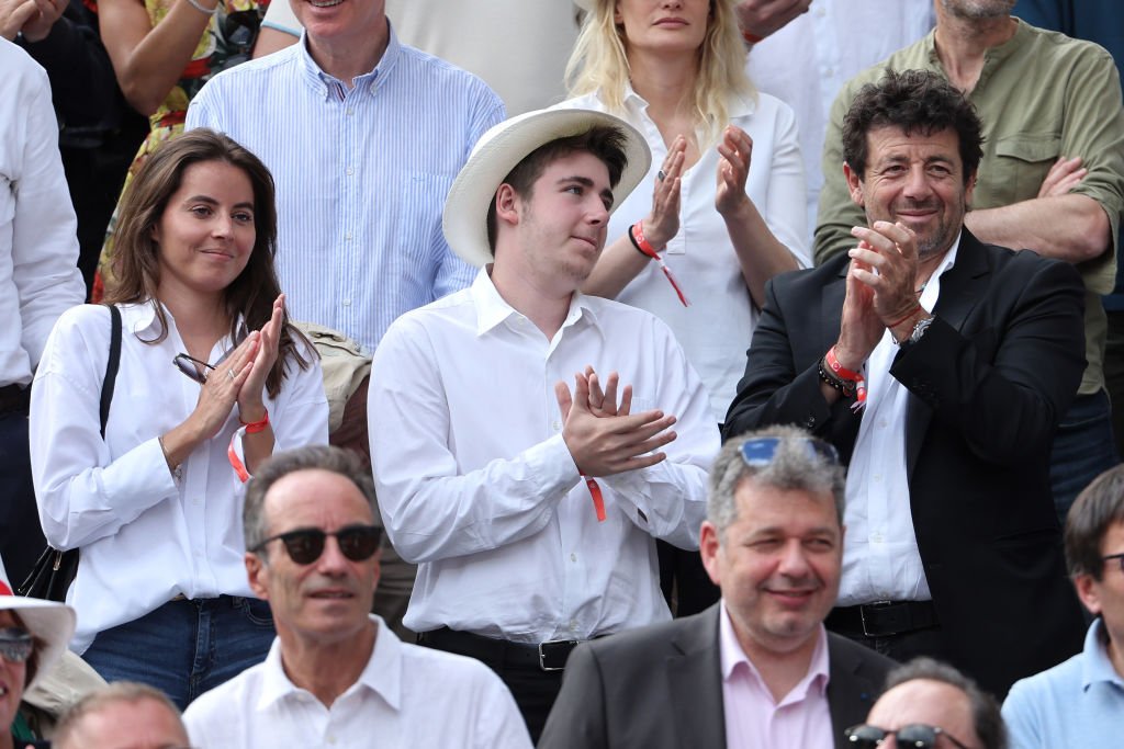 Patrick Bruel et sa compagne Clémence assistent au match de la finale du simple messieurs lors de la 15e journée des Internationaux de France 2022 à Roland Garros, le 5 juin 2022 à Paris, France. | Photo : Getty Images