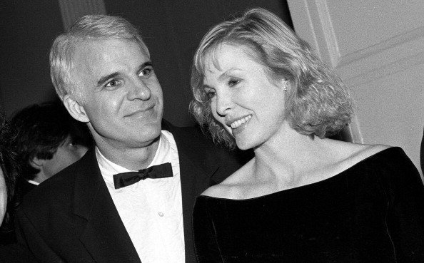Steve Martin and Victoria Tennant at the Waldorf Astoria hotel on February 27, 1990 in New York City, New York | Source: Getty Images