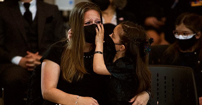  Abigail Evans, de 7 años, la hija de William Billy Evans, y su madre Shannon Terranova en la Rotonda del Capitolio en Washington, D.C., el martes 13 de abril de 2021. │ Foto: Getty Images