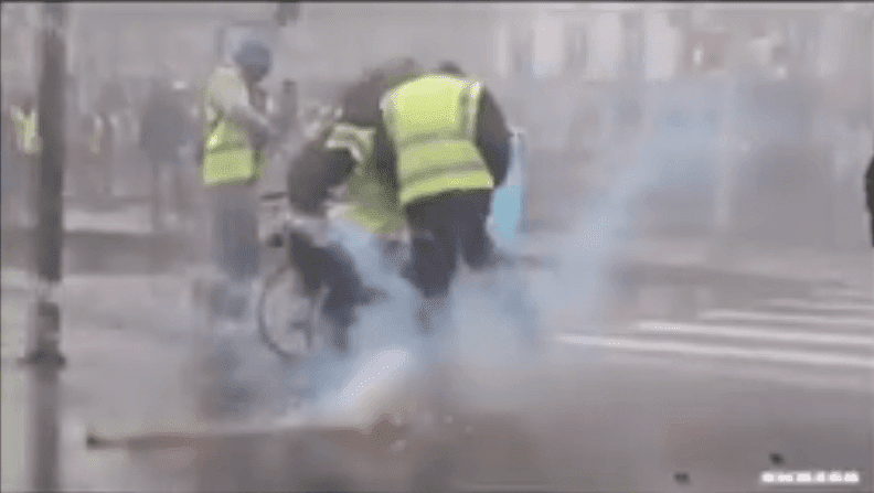 Un homme en fauteuil roulant victimes de violences policières en France lors de l'Acte XVII des Gilets Jaunes. | Facebook/Violences Policières France