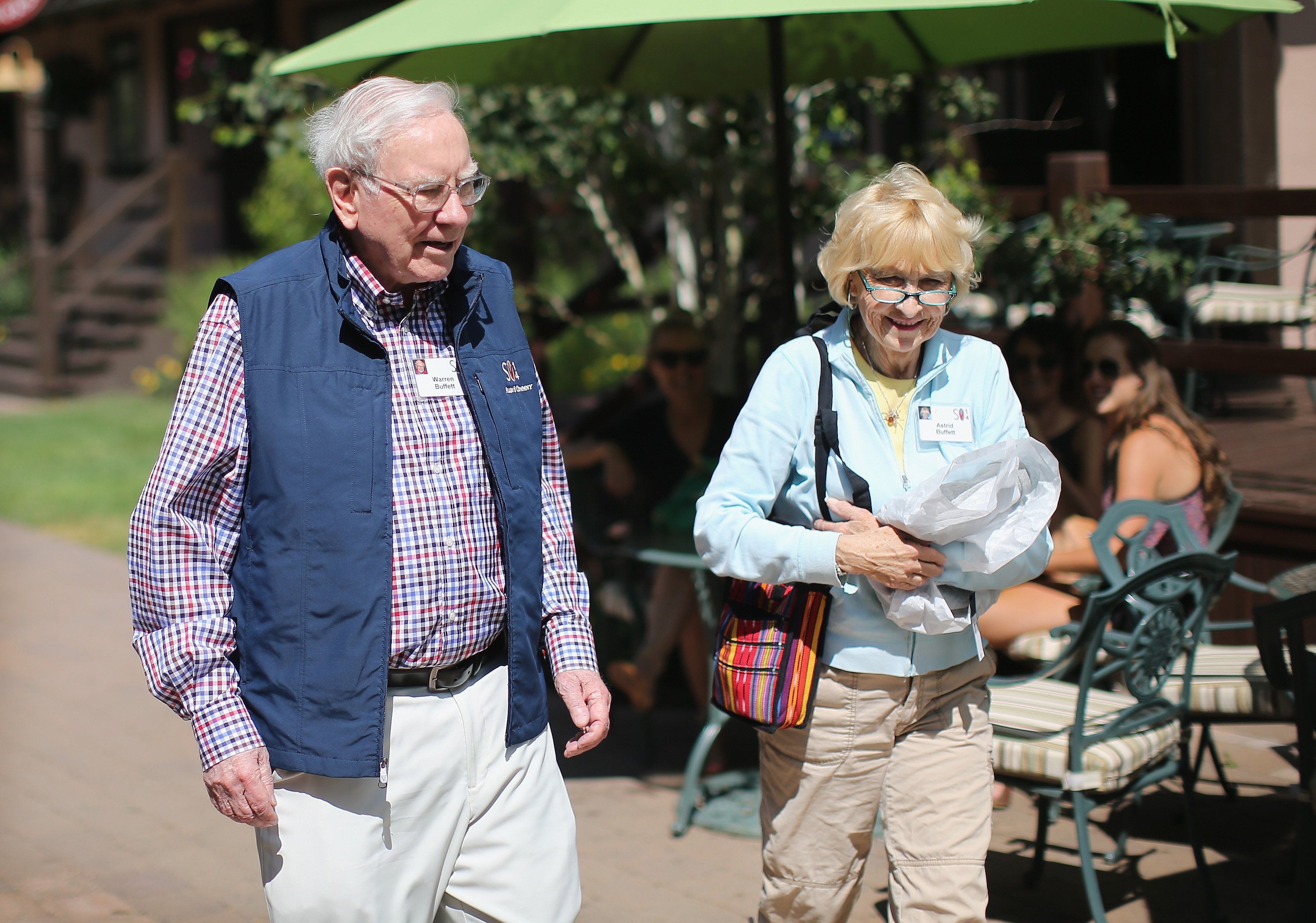 Warren Buffett and Astrid Menks, 2014. | Source: Getty Images