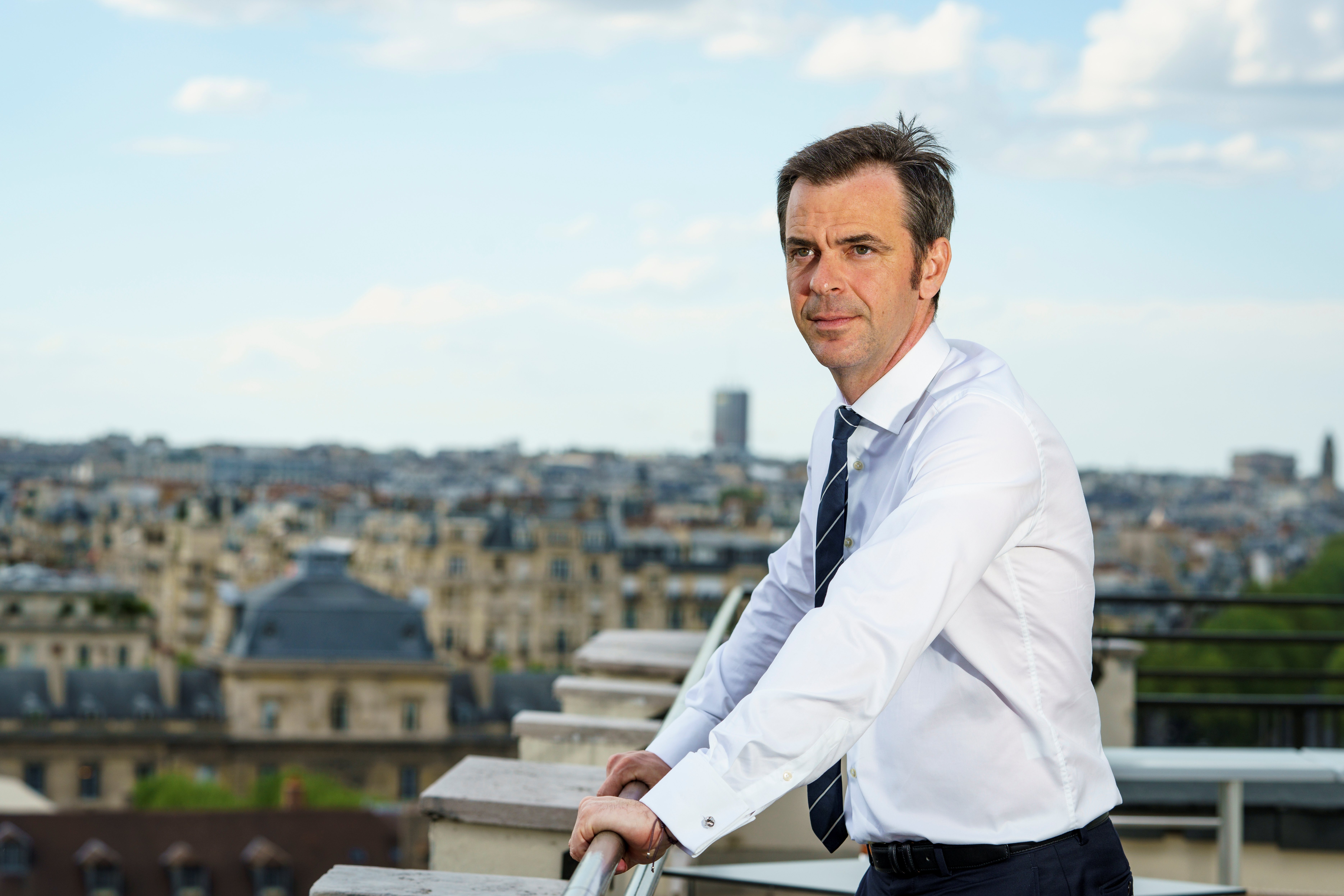 Olivier Veran, le ministre de la Santé, est photographié pour Paris Match à son ministère lors de la crise du coronavirus /covid 19 à Paris le 17 avril 2020. | Photo : Getty Images