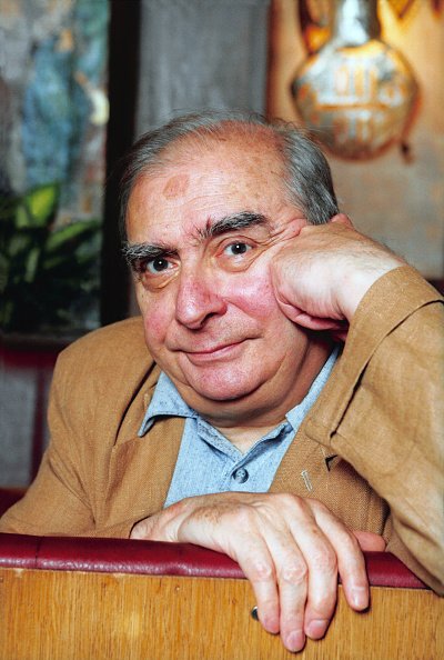 Portrait du réalisteur Claude Chabrol le 6 juillet 1999 en France. | Photo : Getty Images