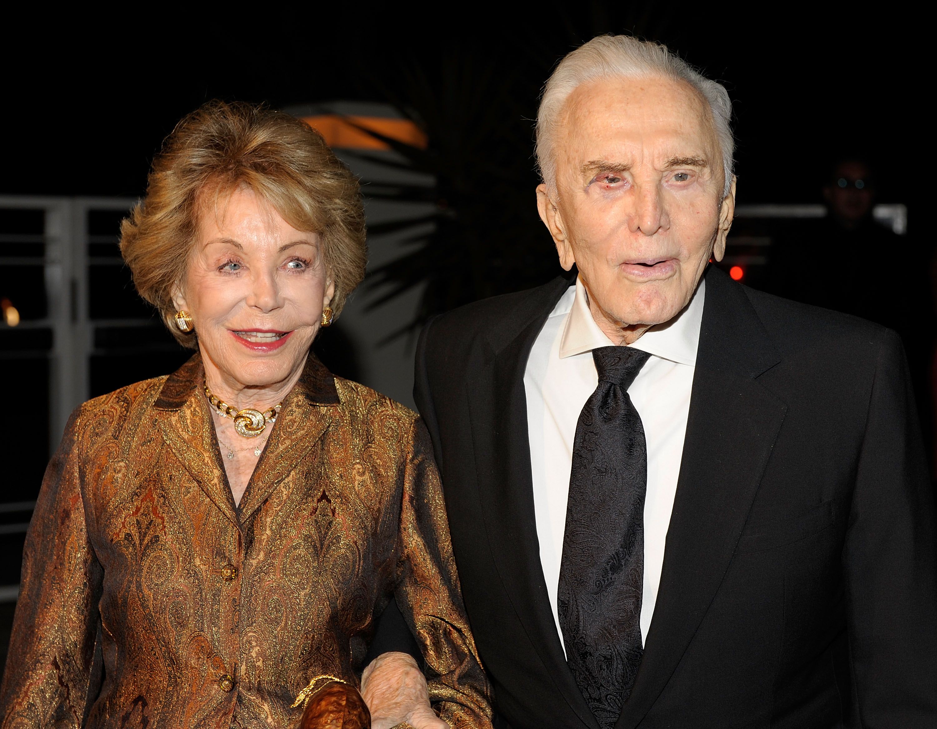 Anne Douglas and Kirk Douglas at the 4th Annual Kirk Douglas Award for Excellence in Film for the Santa Barbara International Film Festival on October 22, 2009 in Santa Barbara, California | Photo:Getty Images