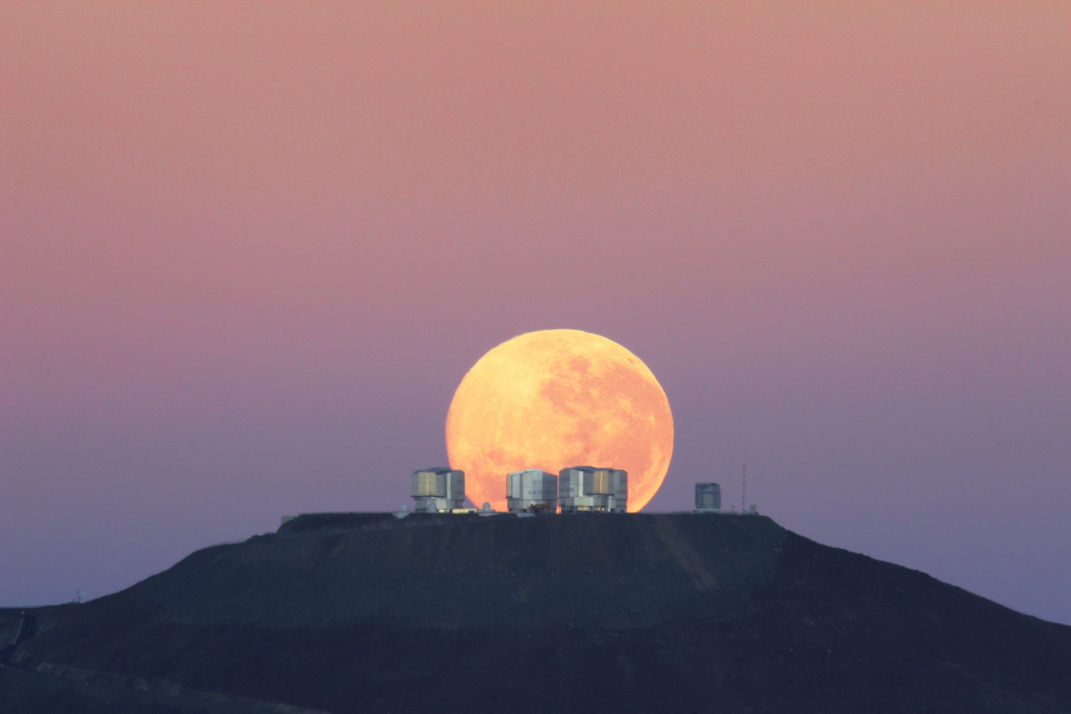 Luna Llena sobre gran telescopio de ESO. | Imagen: Wikimedia Commons Luna Llena sobre gran telescopio de ESO. | Imagen: Wikimedia Commons
