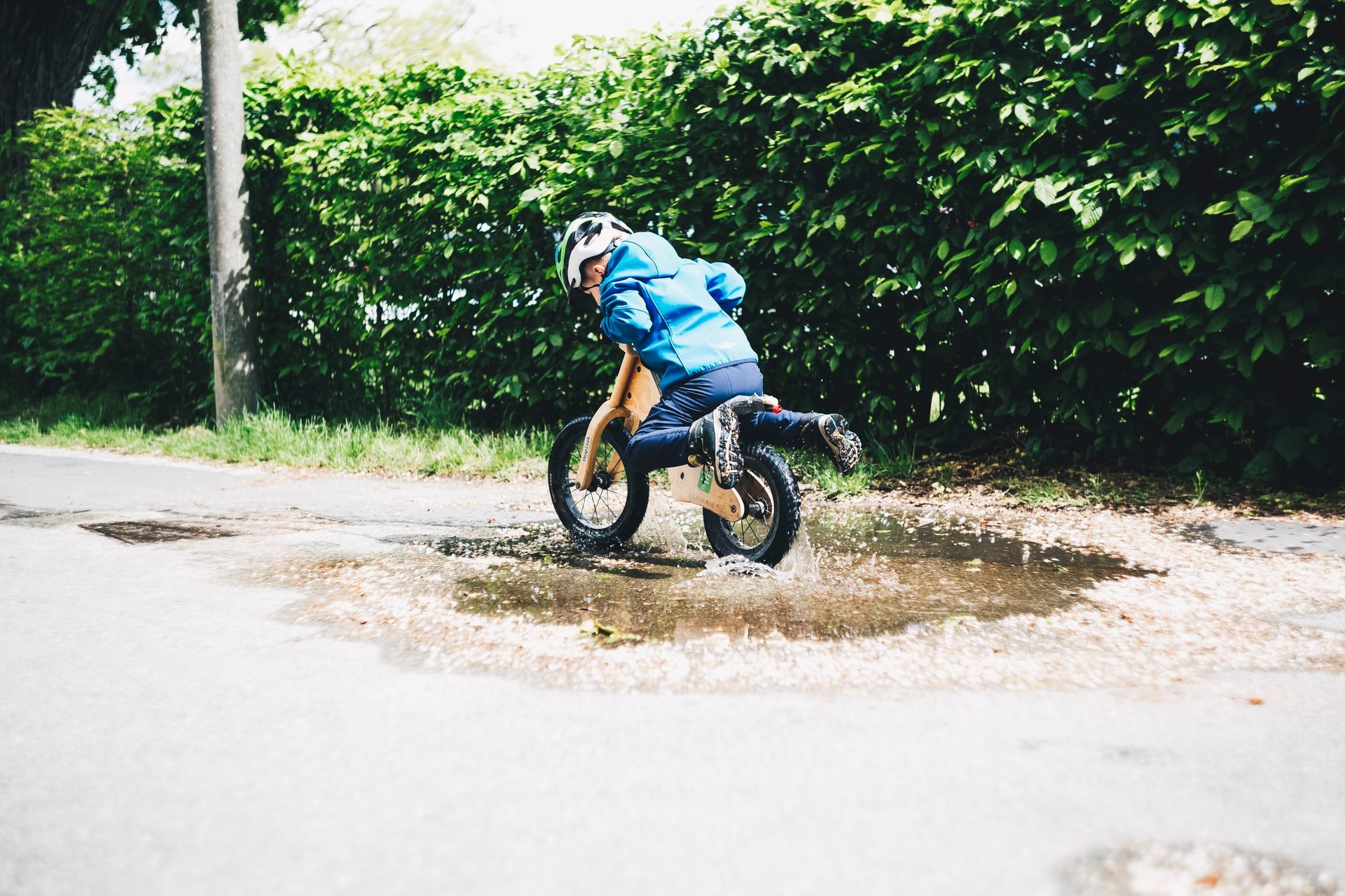 The boy always left his bike outside the house. | Source: Unsplash