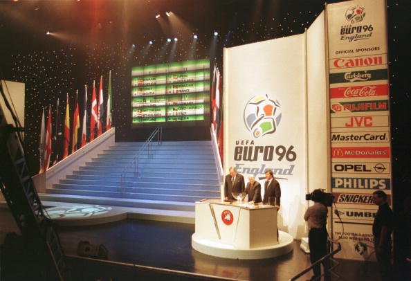 Eine Gesamtansicht der Auslosung der Fußball-Europameisterschaft 1996 im internationalen Kongresszentrum in Birmingham, England | Quelle: Getty Images