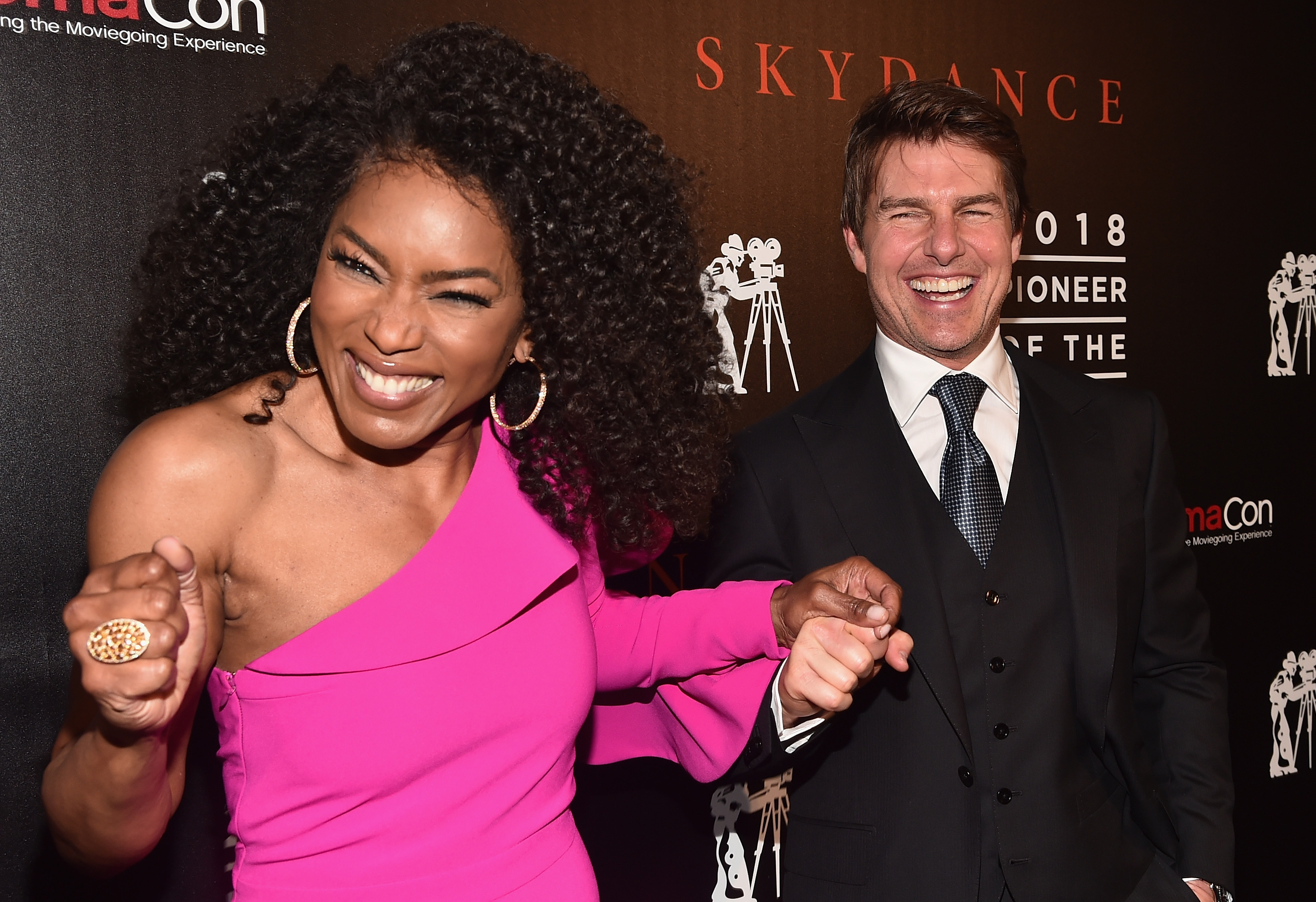 Angela Bassett and Tom Cruise at the Will Rogers "Pioneer of the Year" Dinner Honoring Tom during CinemaCon on April 25, 2018, in Las Vegas, Nevada | Source: Getty Images