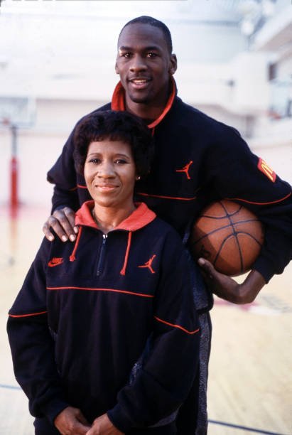 Michael Jordan and Deloris Jordan appear On "Superstars And Their Moms" in 1988. | Photo: Getty Images