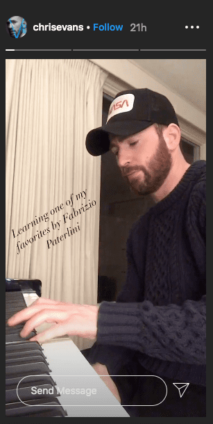 Chris Evans seen playing a piano. | Photo: Instagram/chrisevans