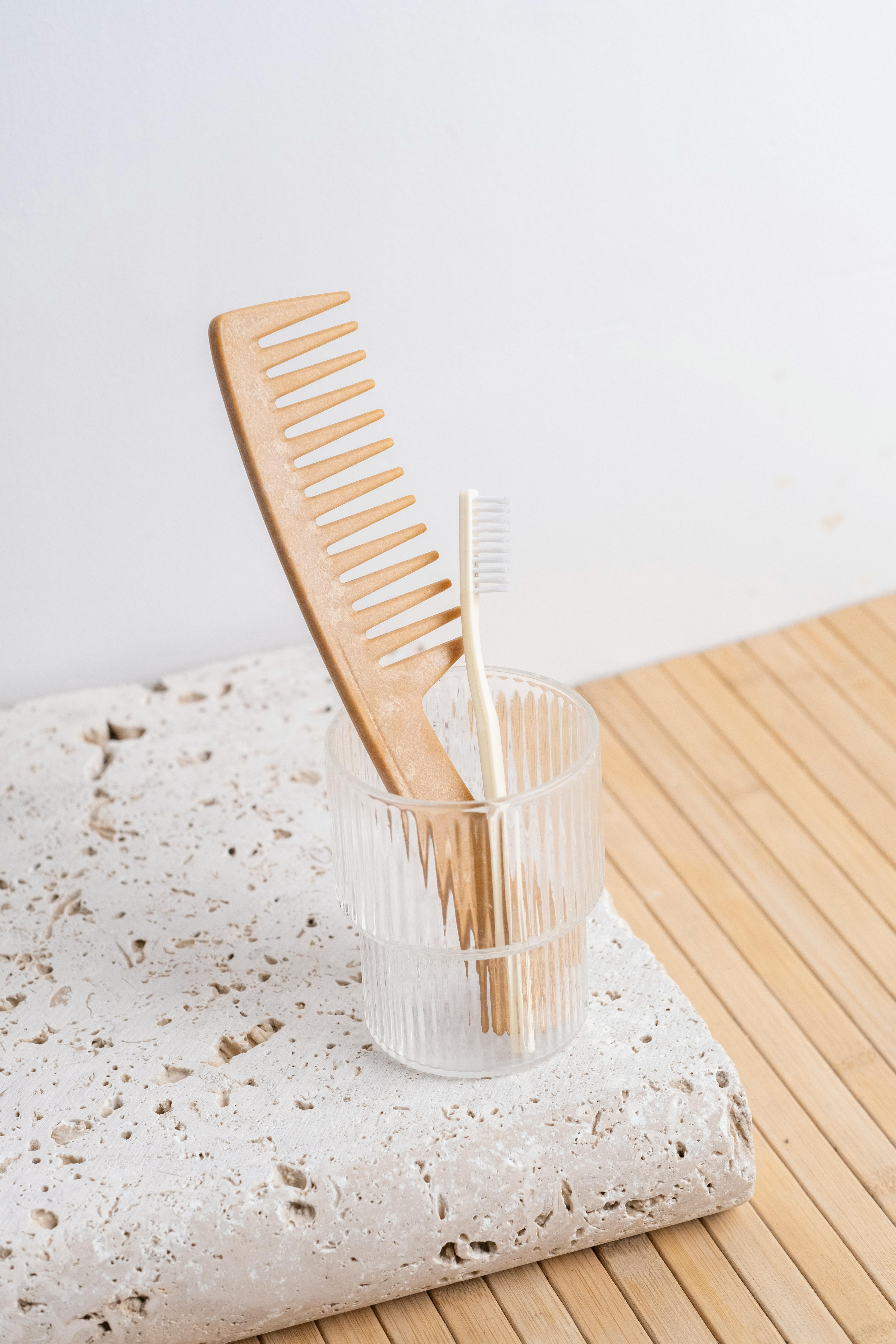 A comb and a toothbrush | Source: Pexels