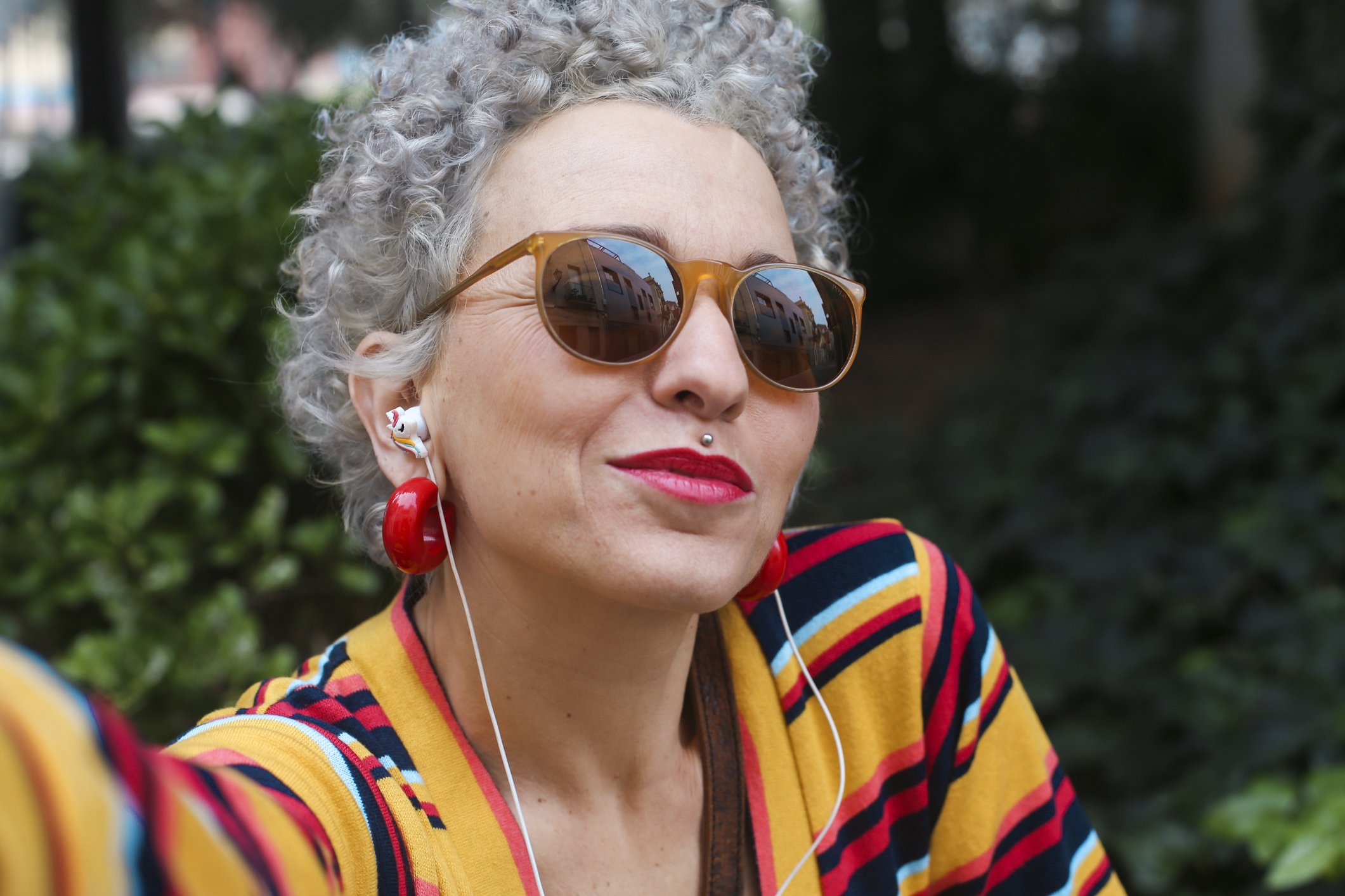 Une femme avec des cheveux gris. | Photo : Getty Images
