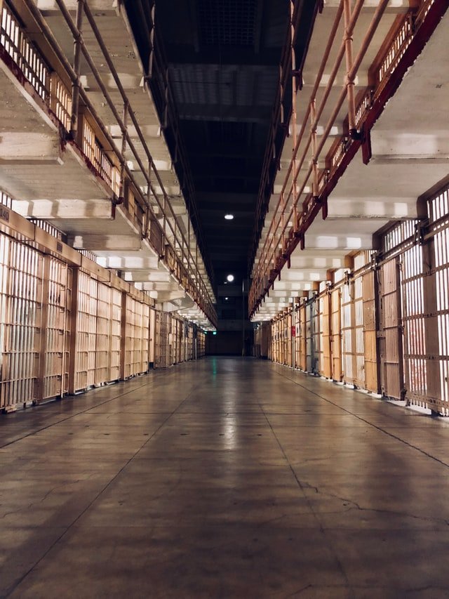 Les couloirs d'une prison | Photo : Unsplash 
