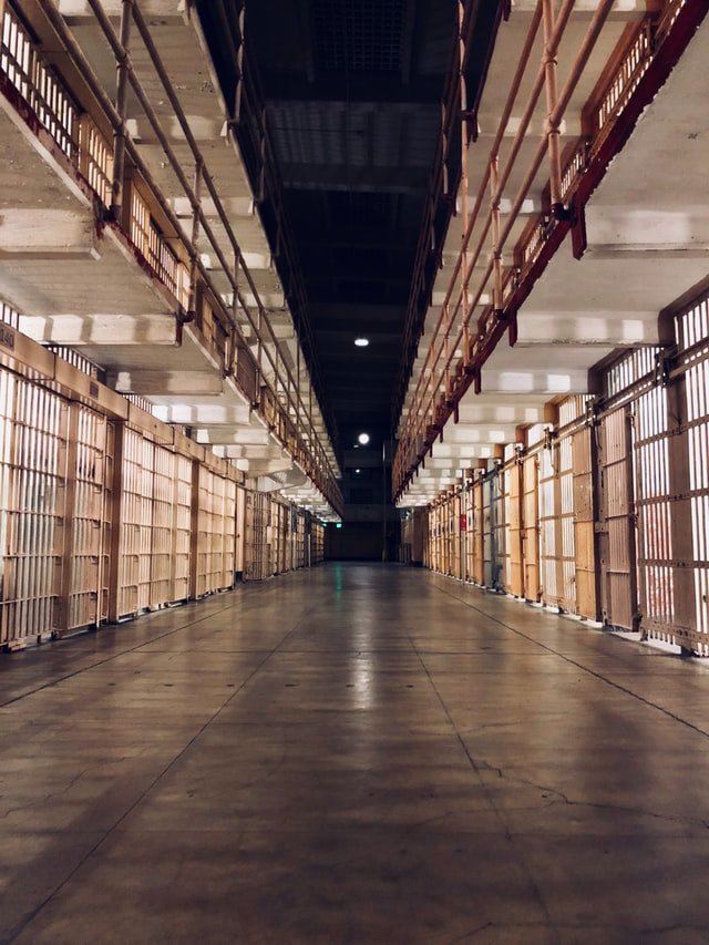 Les couloirs d'une prison | Photo : Unsplash