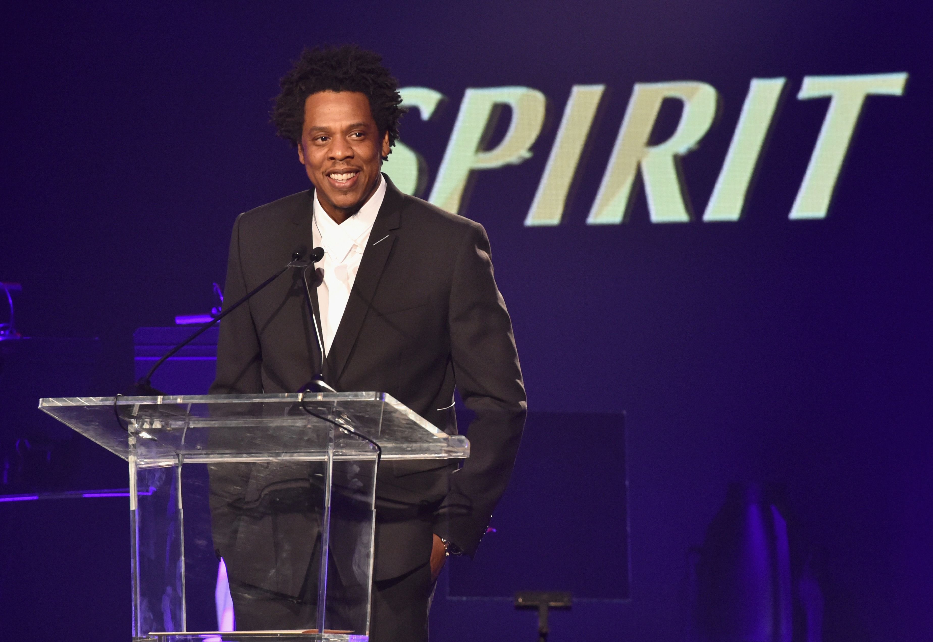 Jay-Z prend la parole sur scène lors du gala Spirit of Life 2018 de City of Hope au Barker Hangar le 11 octobre 2018 à Santa Monica, en Californie | Source : Getty Images