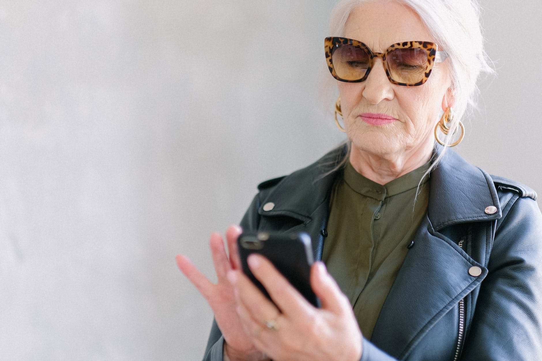 Mujer usando su celular. | Foto: Pexels