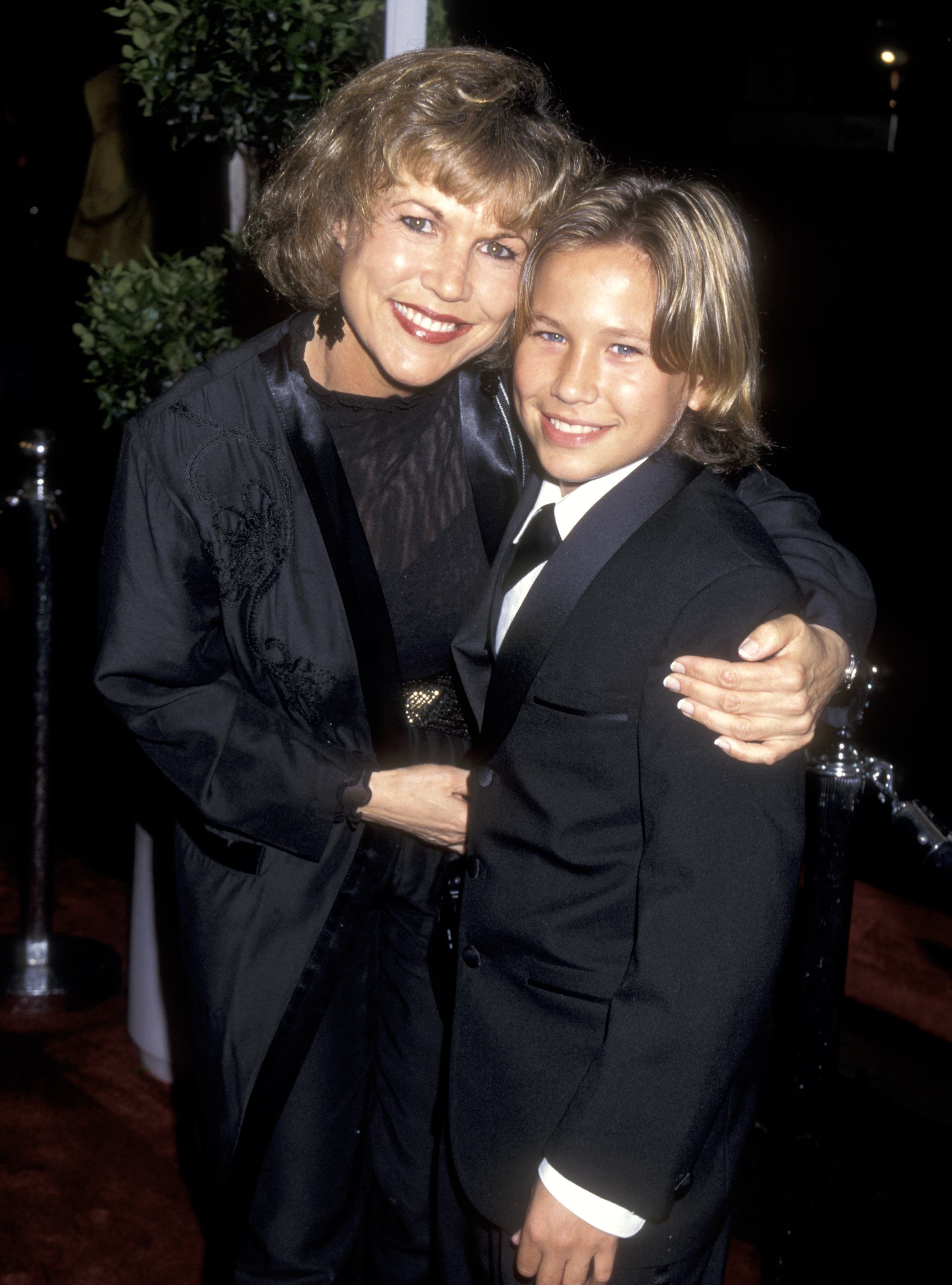 Actor Jonathan Taylor Thomas and mother Claudine Weiss attend the 21st Annual People's Choice Awards on March 5, 1995, at Universal Studios in Universal City, California. | Source: Getty Images