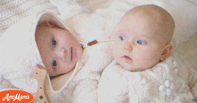 Two babies laying on a bed | Source: Shutterstock