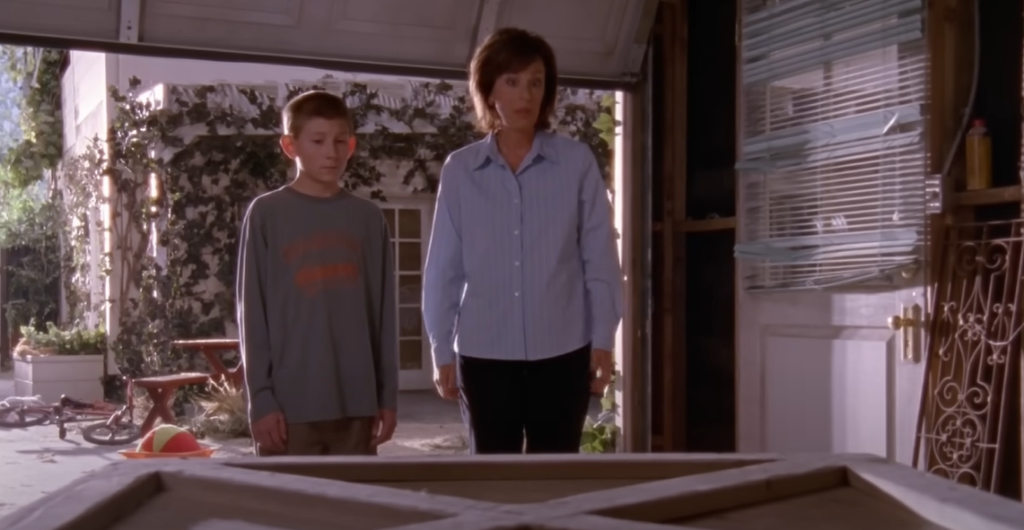 Screenshot of an episode of "Malcolm in the Middle" showing Erik Per Sullivan as Dewey and Jane Kaczmarek as his mother, Lois | Source: Youtube/Channel 4