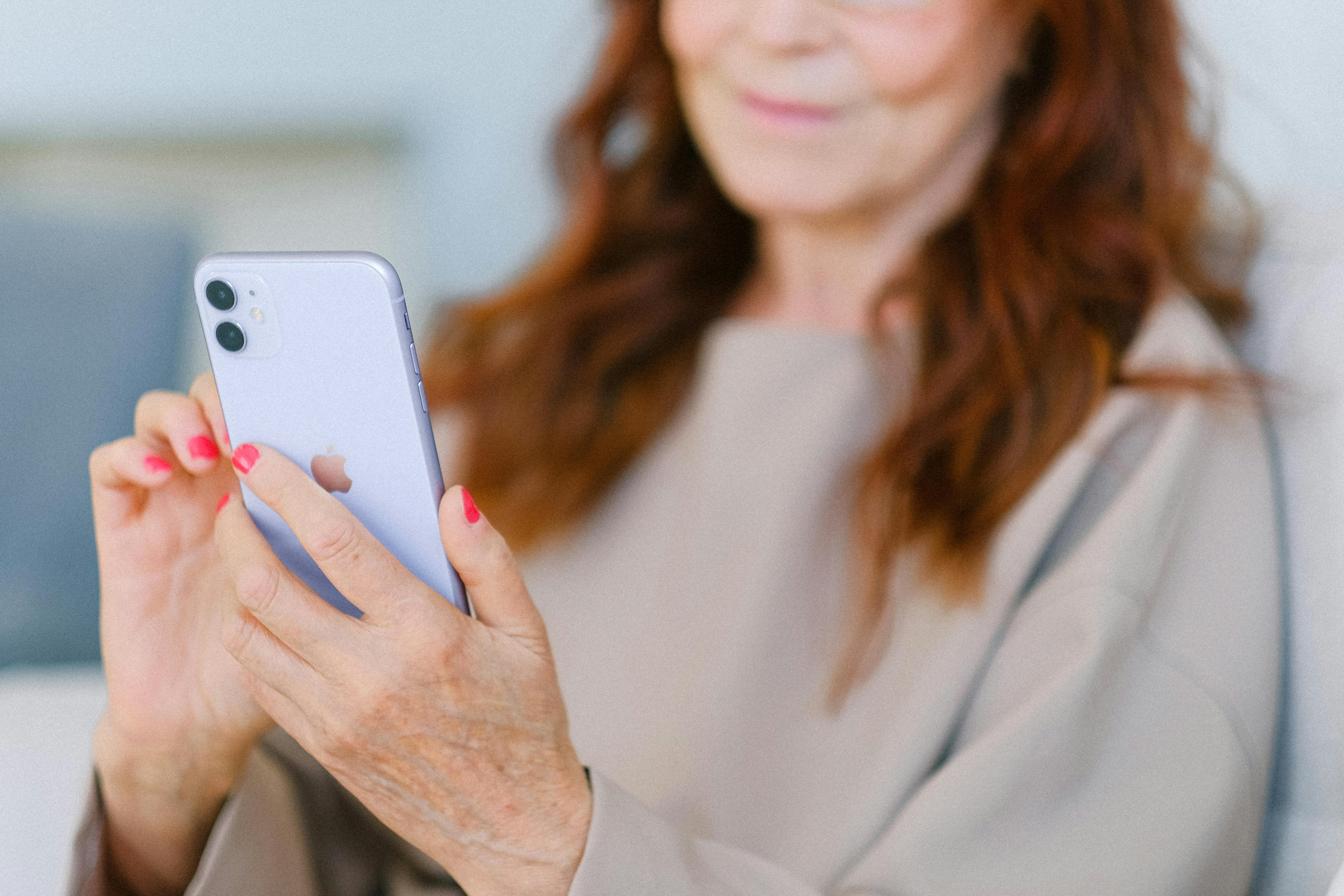 A woman texting | Source: Pexels