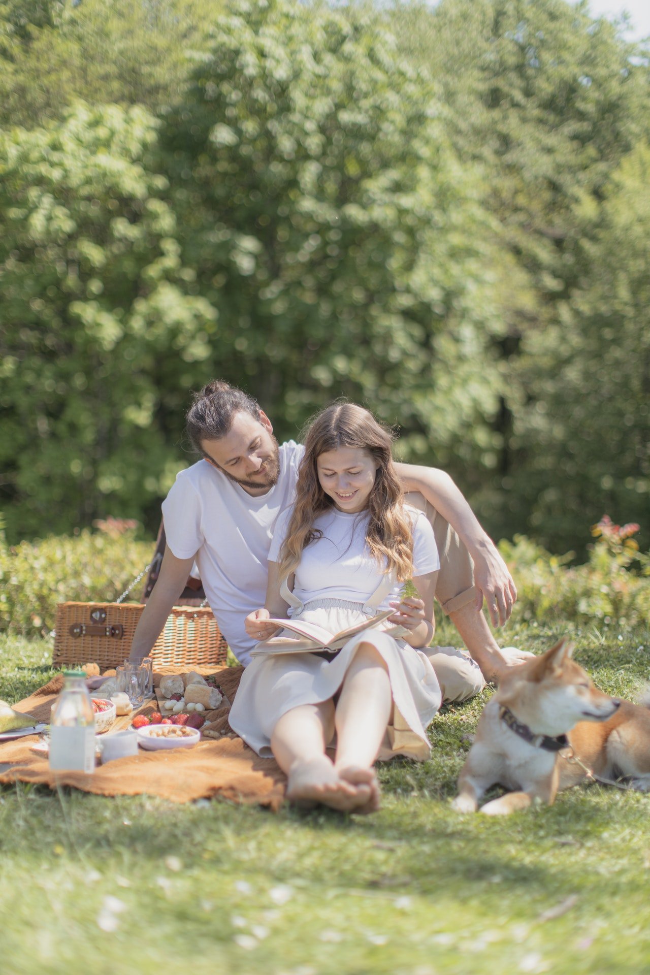Pareja en un día de picnic con su perro. | Foto: Pexels
