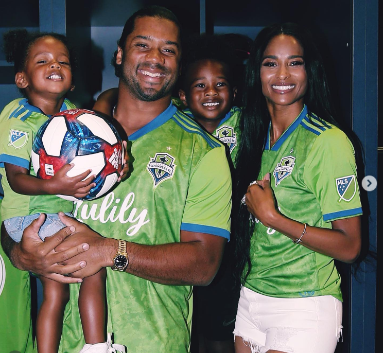 Ciara and Russell Wilson with Future Zahir Wilburn and Sienna Wilson dressed in soccer uniforms on August 13, 2019 | Source: Instagram/ciara