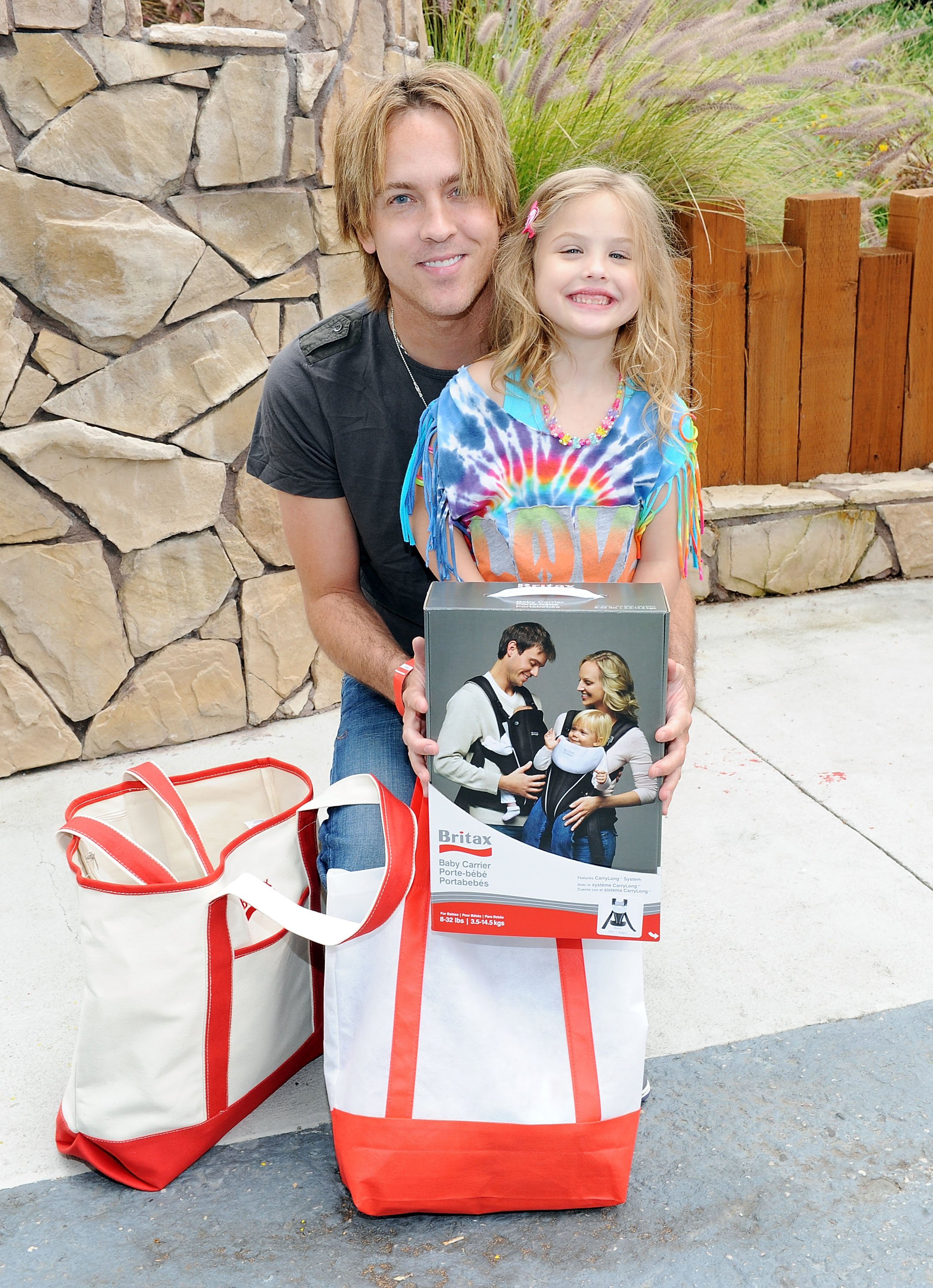 Larry Birkhead and his daughter Dannielynn attend a Pre-Father's Day Mini Golf Open at Castle Park in Sherman Oaks, California, on June 11, 2011. | Source: Getty Images