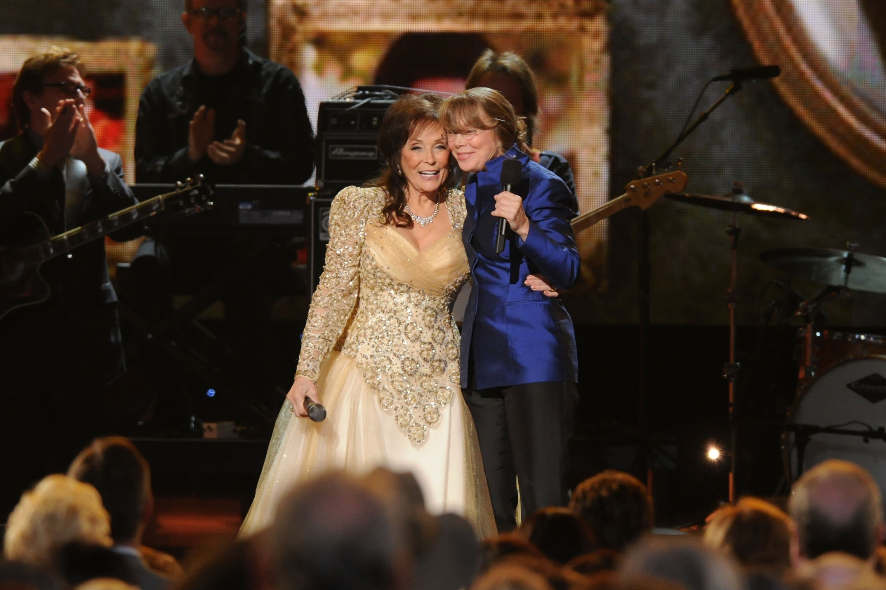 Loretta Lynn and actress Sissy Spacek speak at the 44th Annual CMA Awards at the Bridgestone Arena on November 10, 2010, in Nashville, Tennessee. | Source: Getty Images.