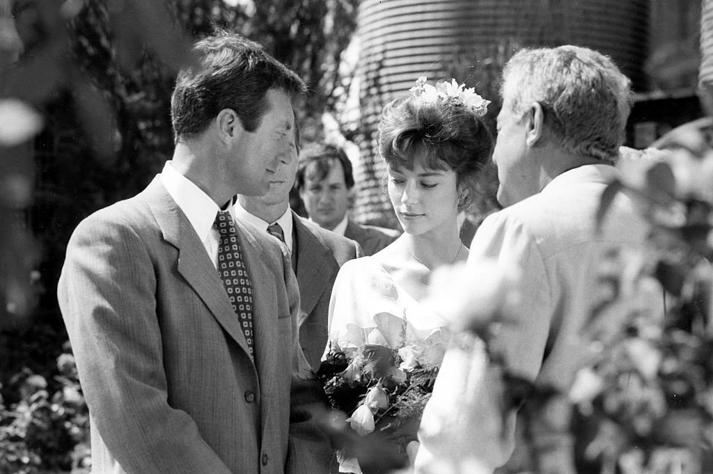 Escena de El pájaro espino con la boda entre Rachel Ward y Bryan Brown, en 1983. | Foto: Getty Images