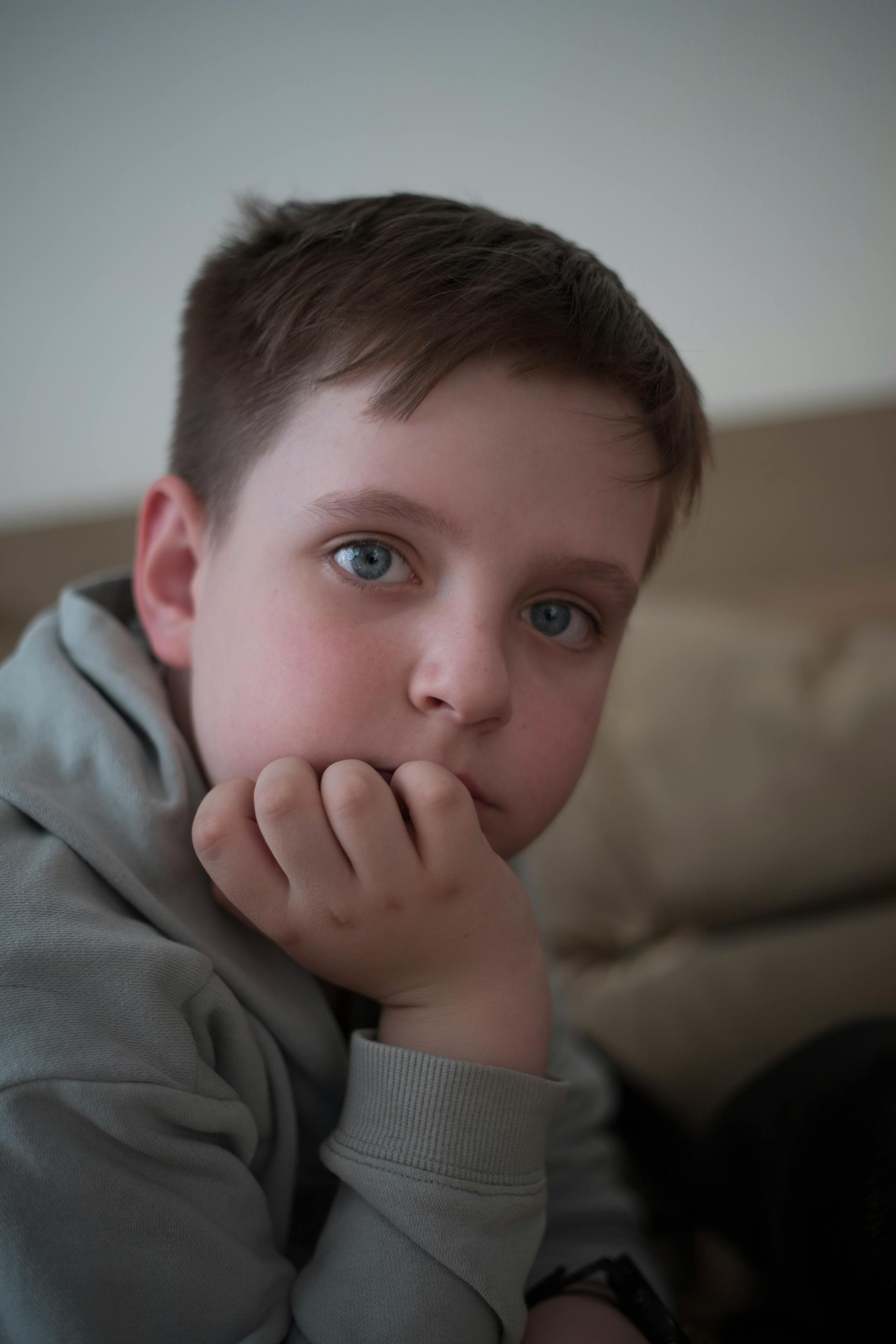 A boy sitting on a couch | Source: Pexels