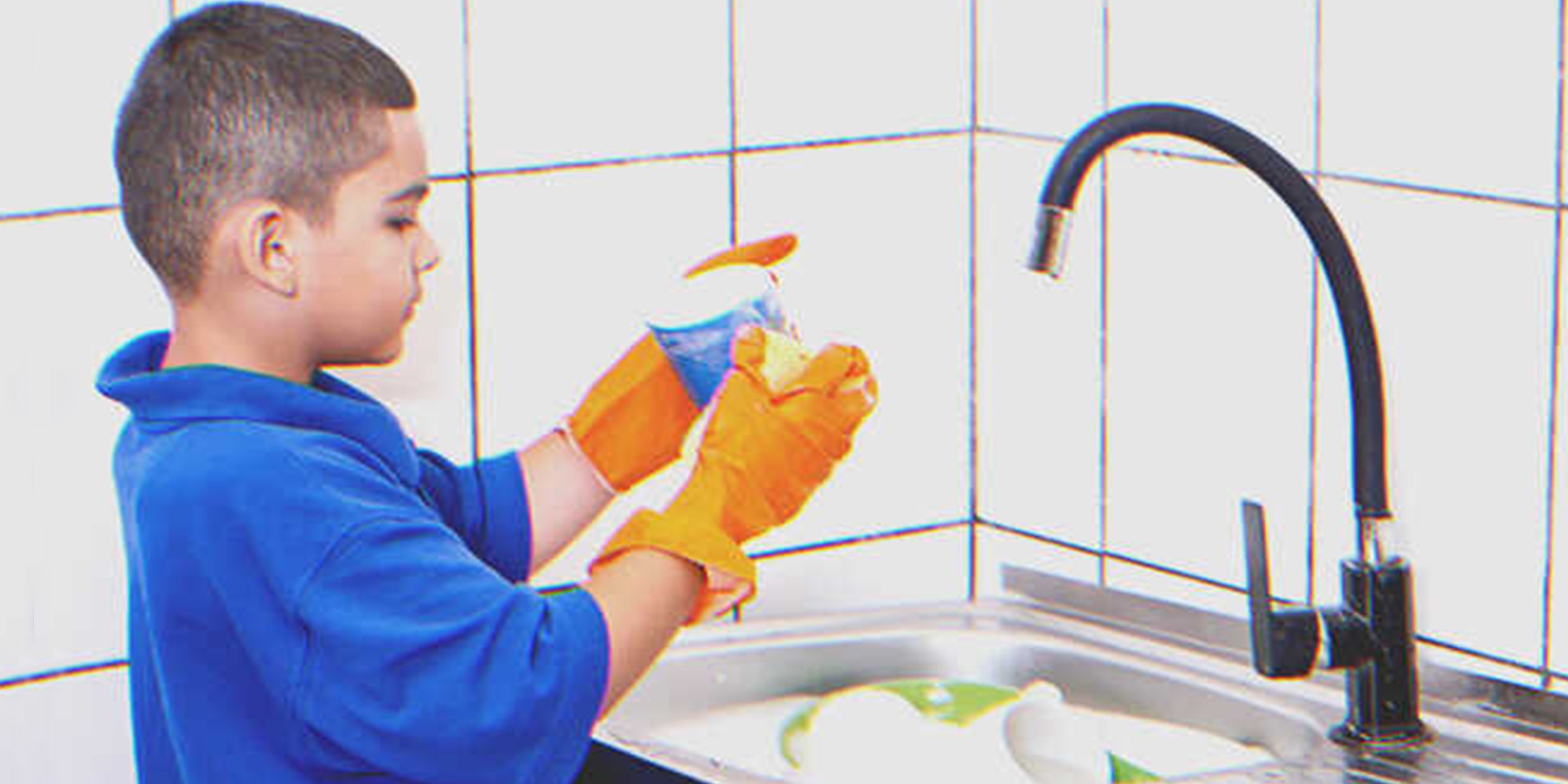 Niño lavando platos. | Foto: Flickr/Marco Verc (CC BY 2.0)