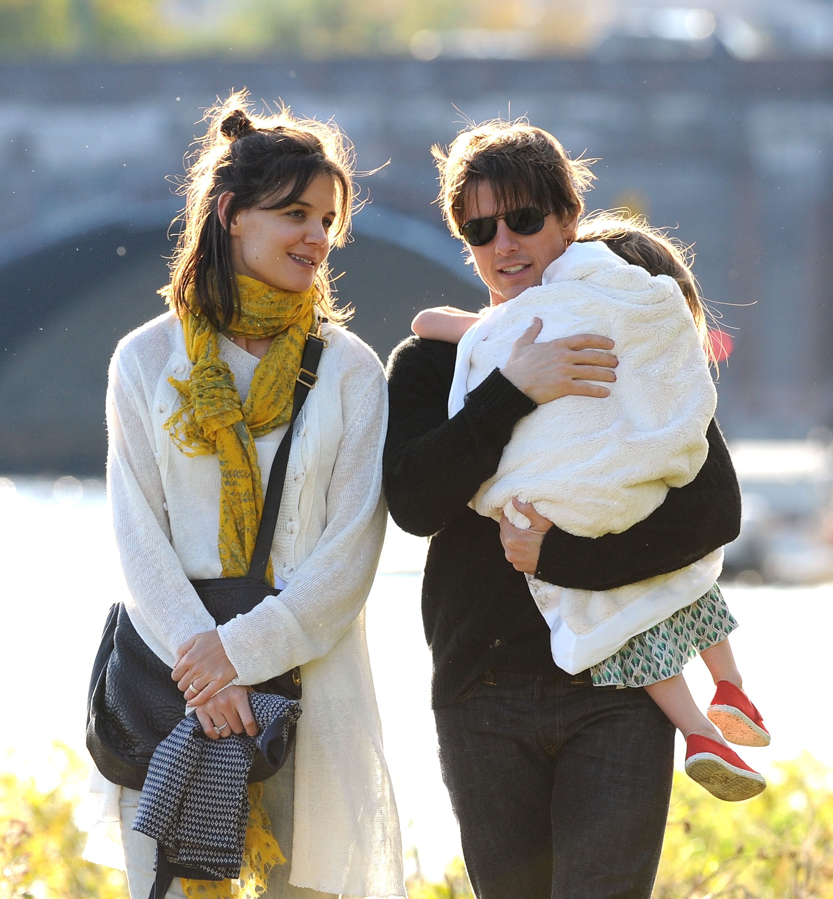 Katie Holmes, Tom Cruise, and their daughter Suri Cruise on October 10, 2009 in Cambridge, Massachusetts | Source: Getty Images