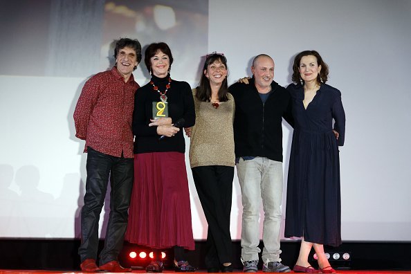 Anny Duperey, Corinne Benizio de "Shirley et Dino", Romeo Sarfati et Armelle assistent à l'hommage à Anny Duperey Valenciennes, France. | Photo : Getty Images Anny Duperey, Corinne Benizio de "Shirley et Dino", Romeo Sarfati et Armelle assistent à l'hommage à Anny Duperey Valenciennes, France. | Photo : Getty Images