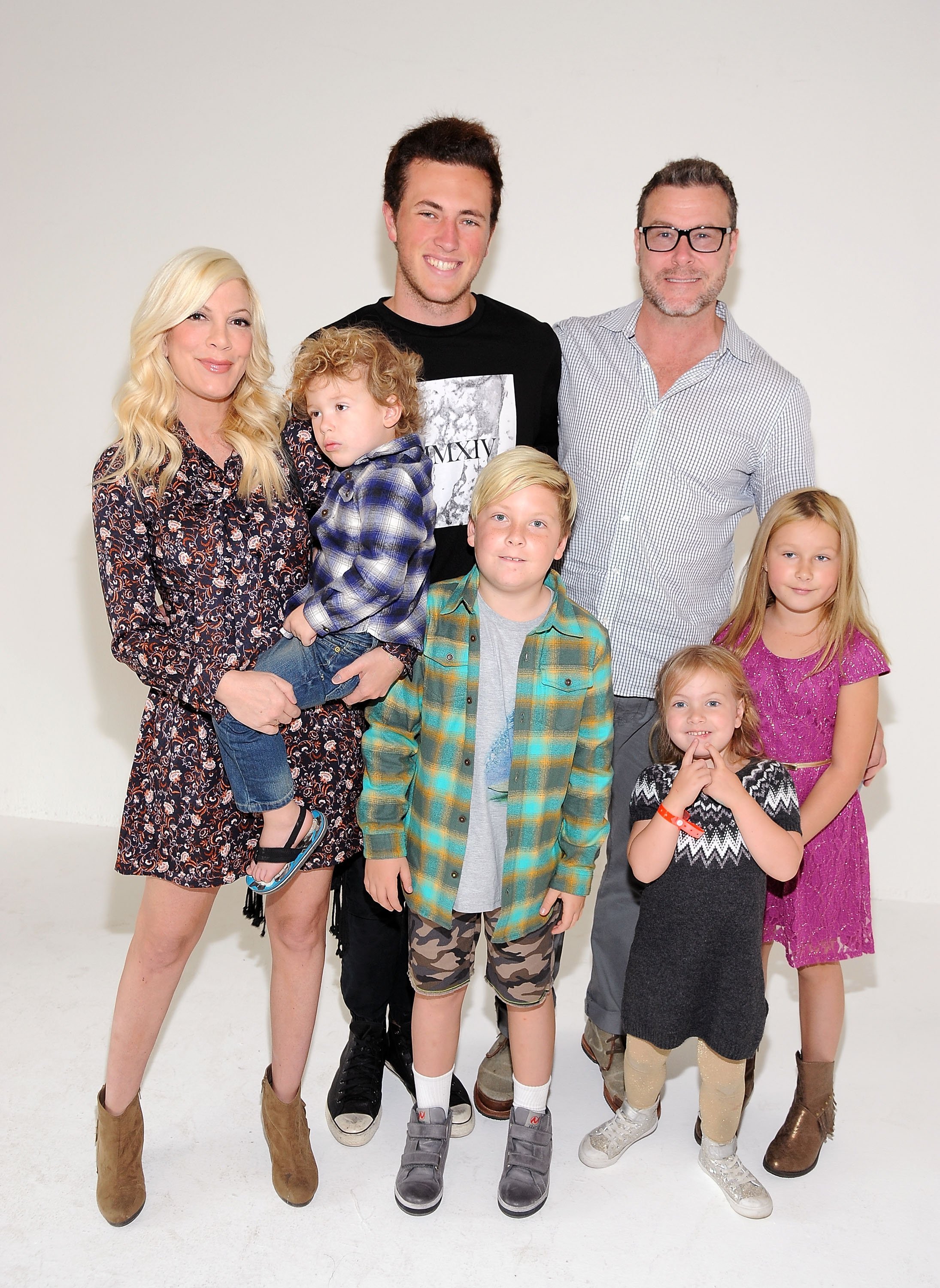 Tori Spelling and Dean McDermott with their kids Liam, Stella, Hattie, Beau, and Finn. | Source: Getty Images
