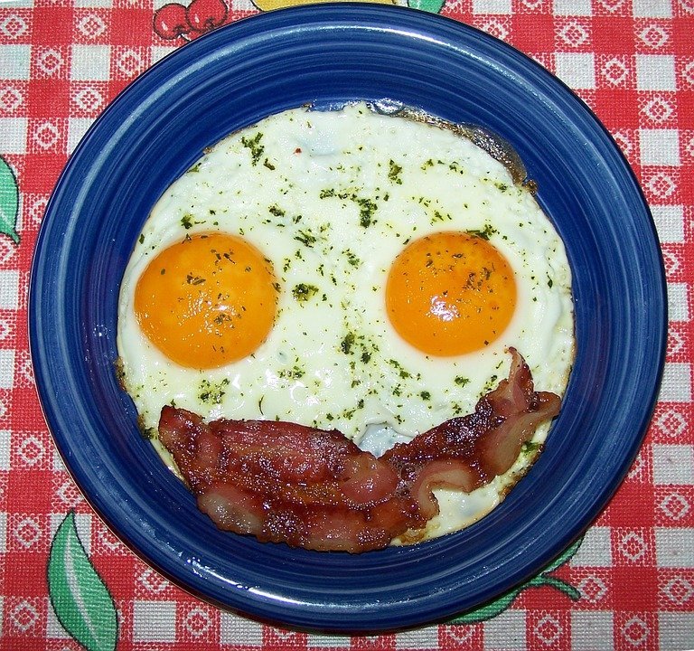 Smiley face bacon and eggs. | Source: Pixabay